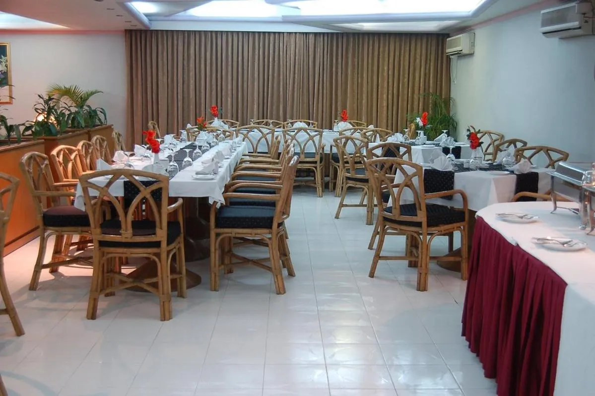 Restaurant/places to eat in Hotel de Crystal Crown