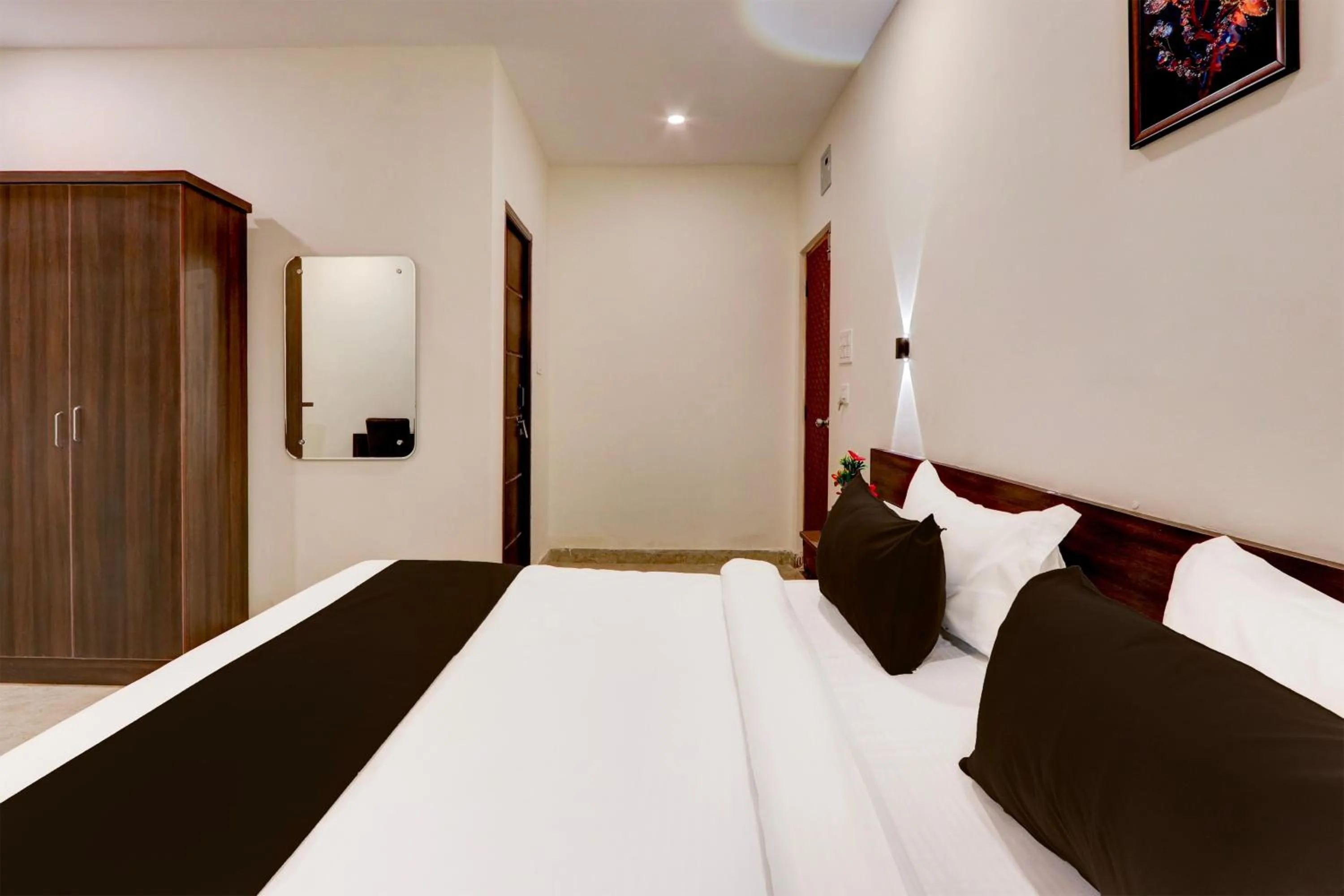 Bedroom, Bed in Super Townhouse OAK BHOOJA HOTELS