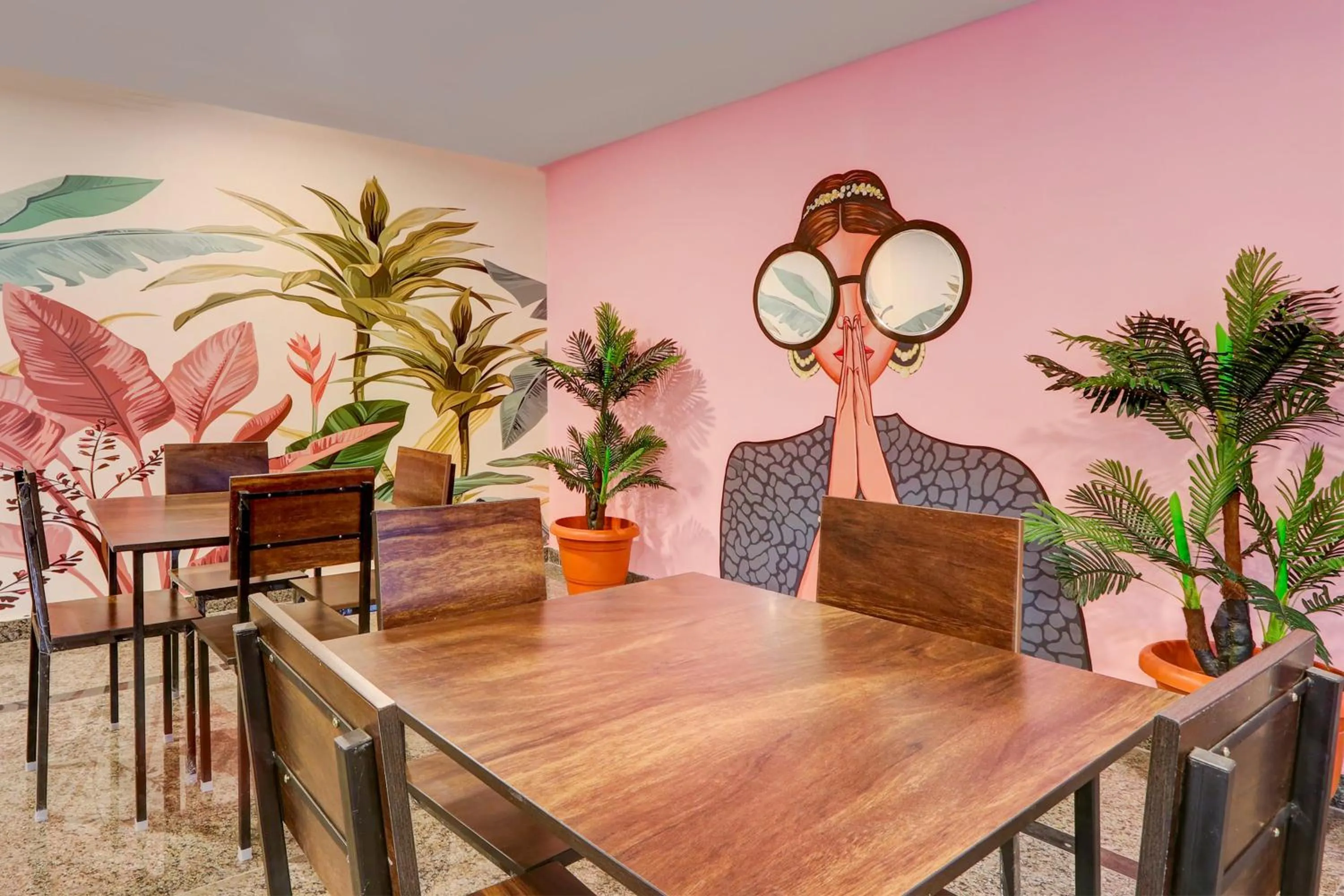 Restaurant/places to eat in Super Townhouse OAK BHOOJA HOTELS