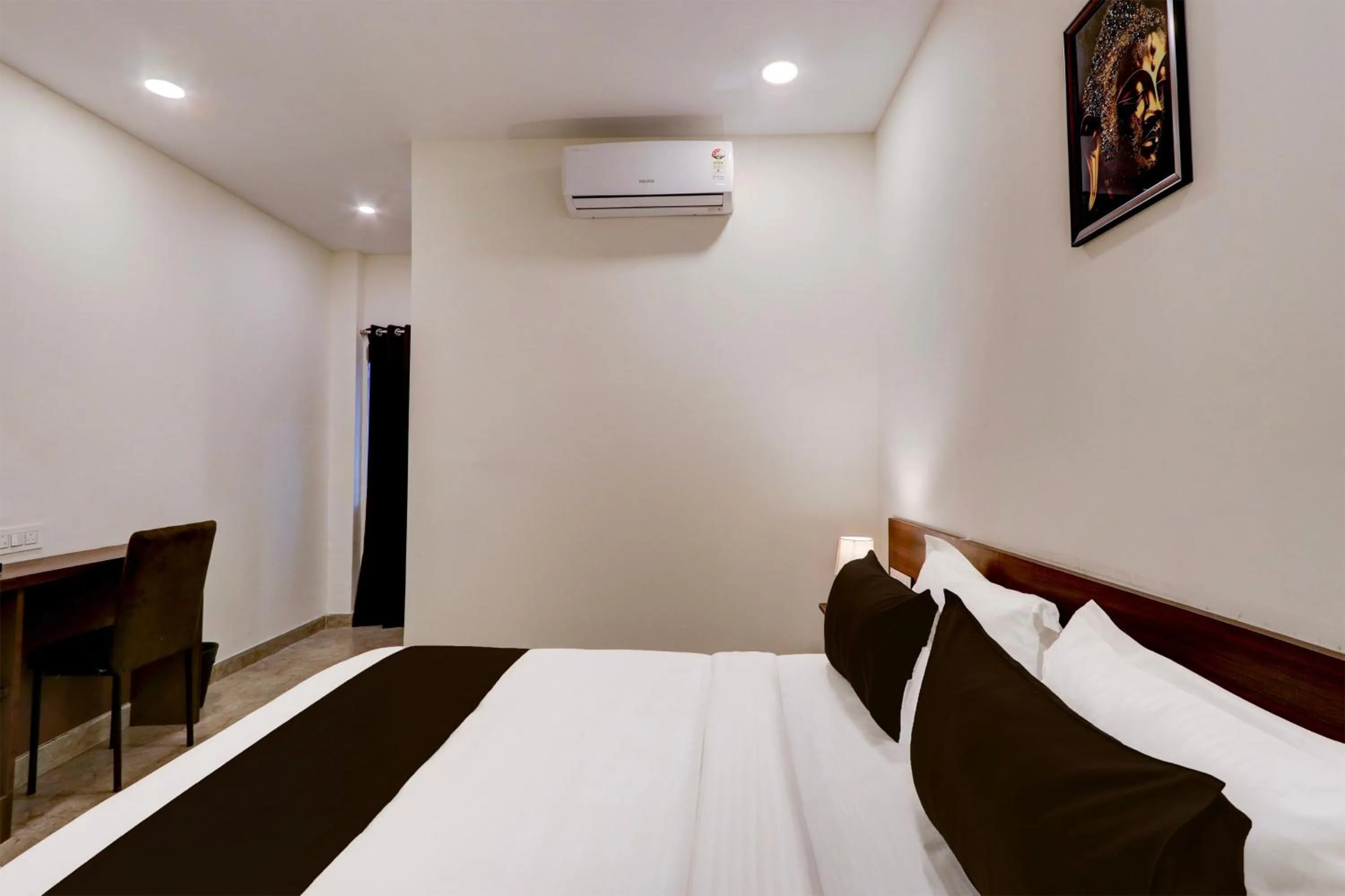 Bedroom, Bed in Super Townhouse OAK BHOOJA HOTELS