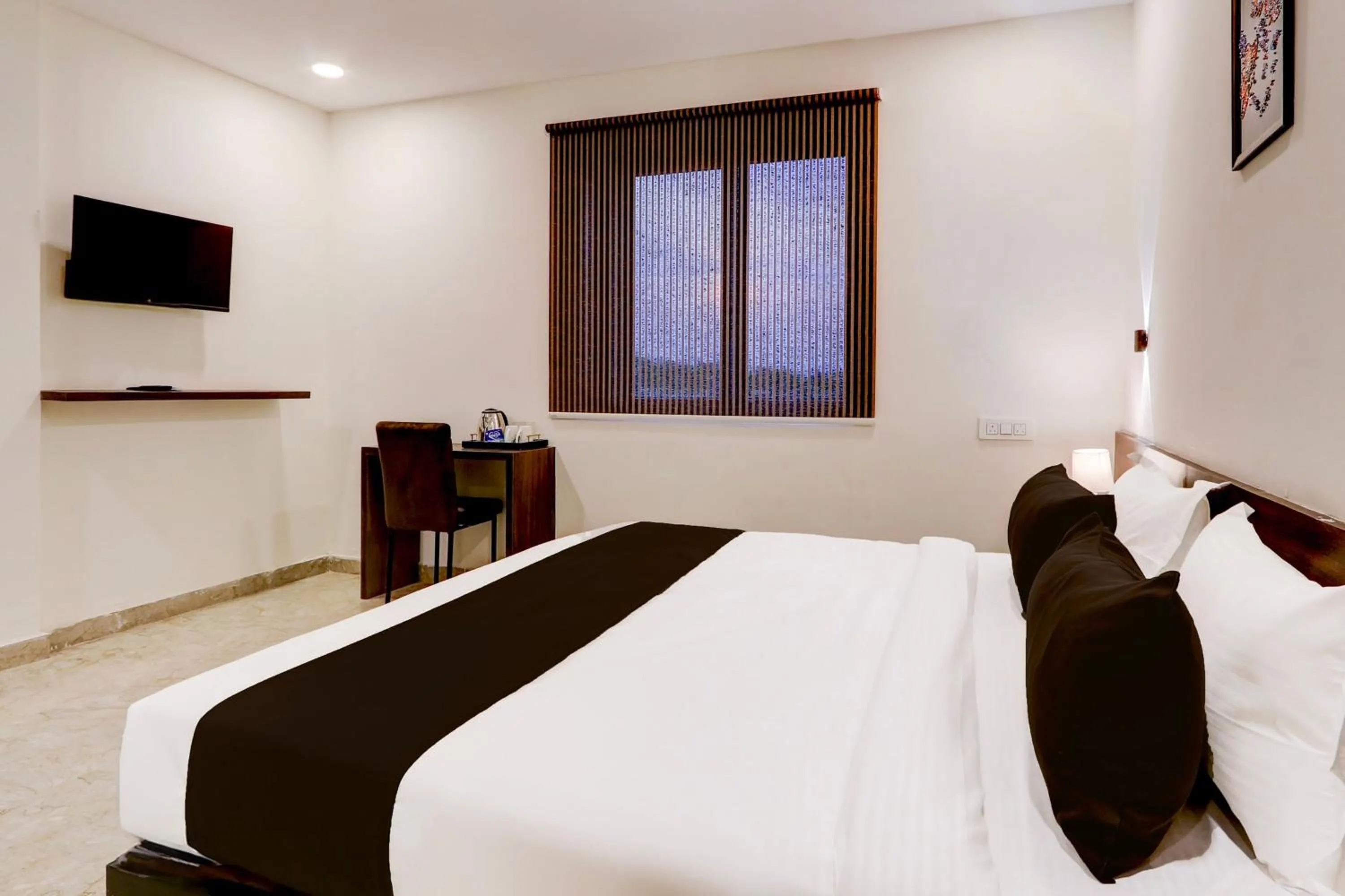 Bedroom, Bed in Super Townhouse OAK BHOOJA HOTELS