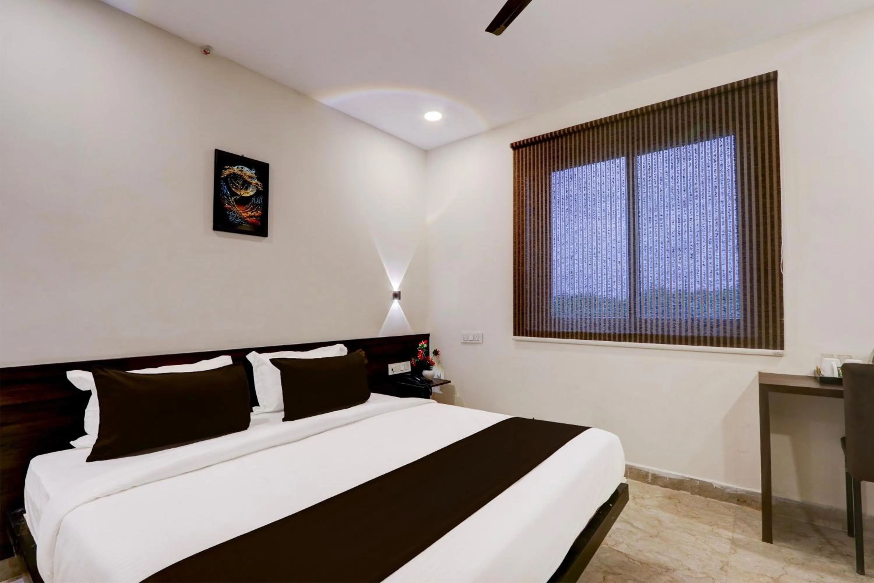 Bedroom, Bed in Super Townhouse OAK BHOOJA HOTELS