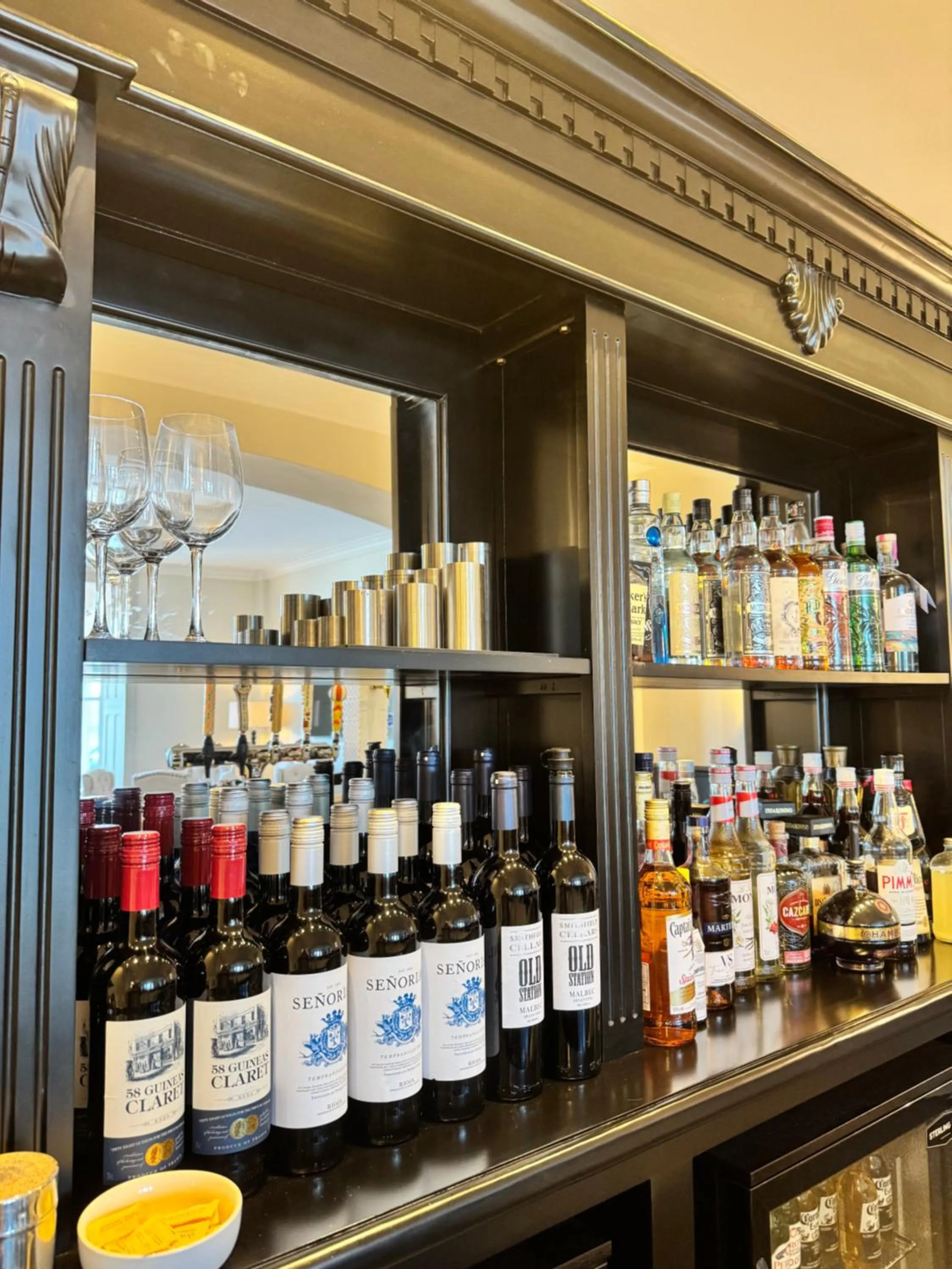 Lounge or bar in The Edge Of The Beach formally The Edgcumbe Hotel