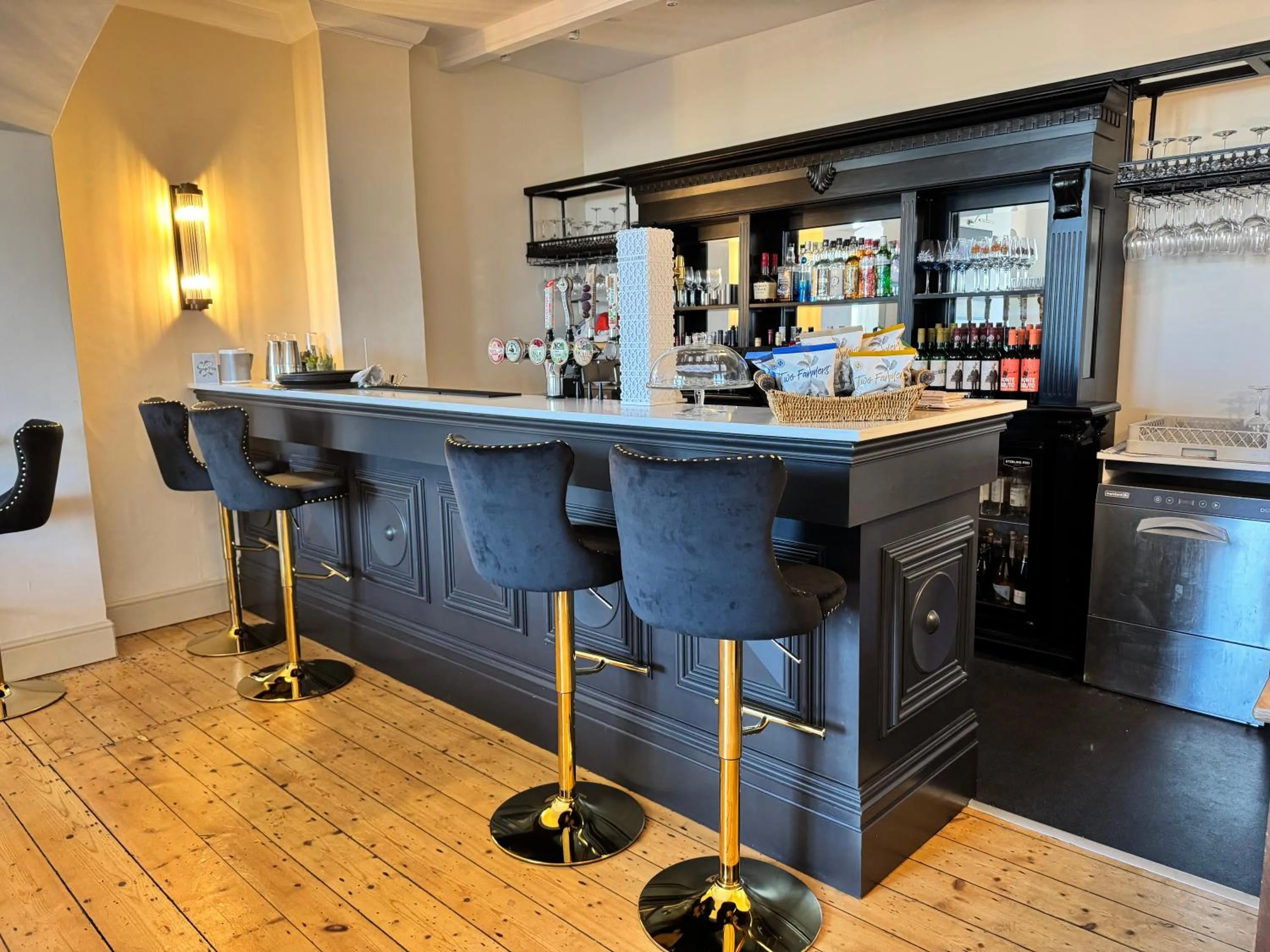 Lounge or bar in The Edge Of The Beach formally The Edgcumbe Hotel