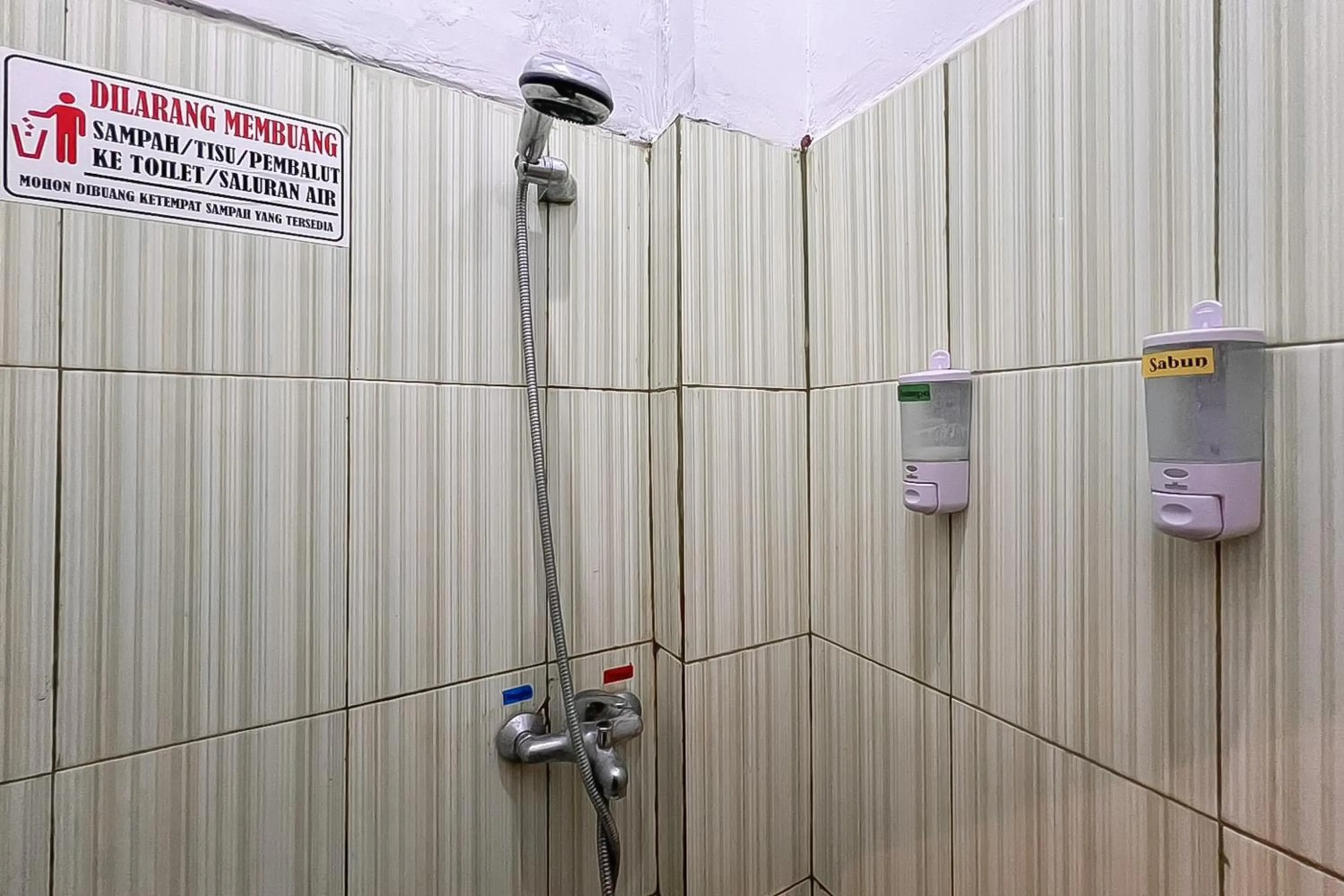 Bathroom in RedDoorz syariah near Universitas Mulawarman