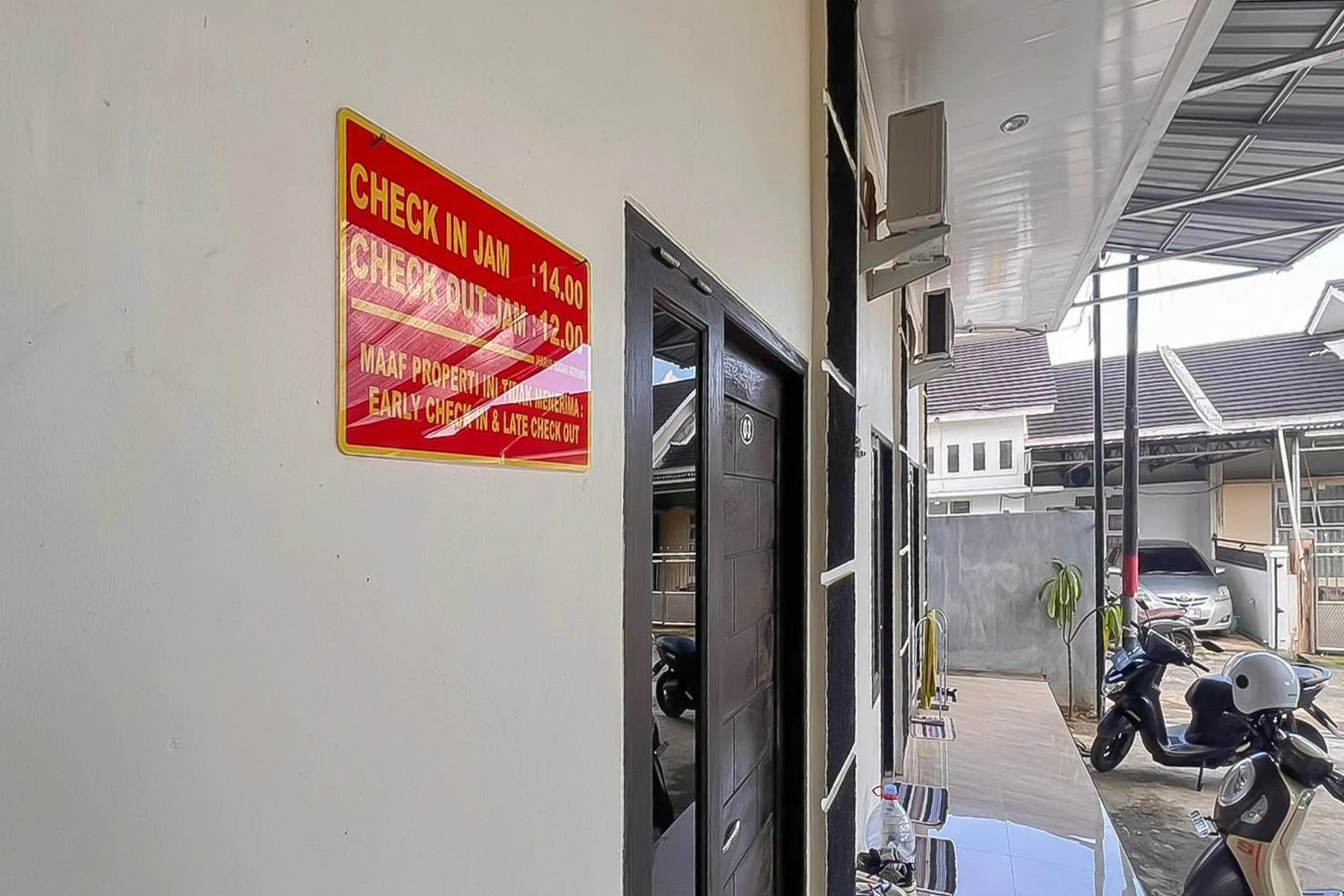 Parking in RedDoorz syariah near Universitas Mulawarman