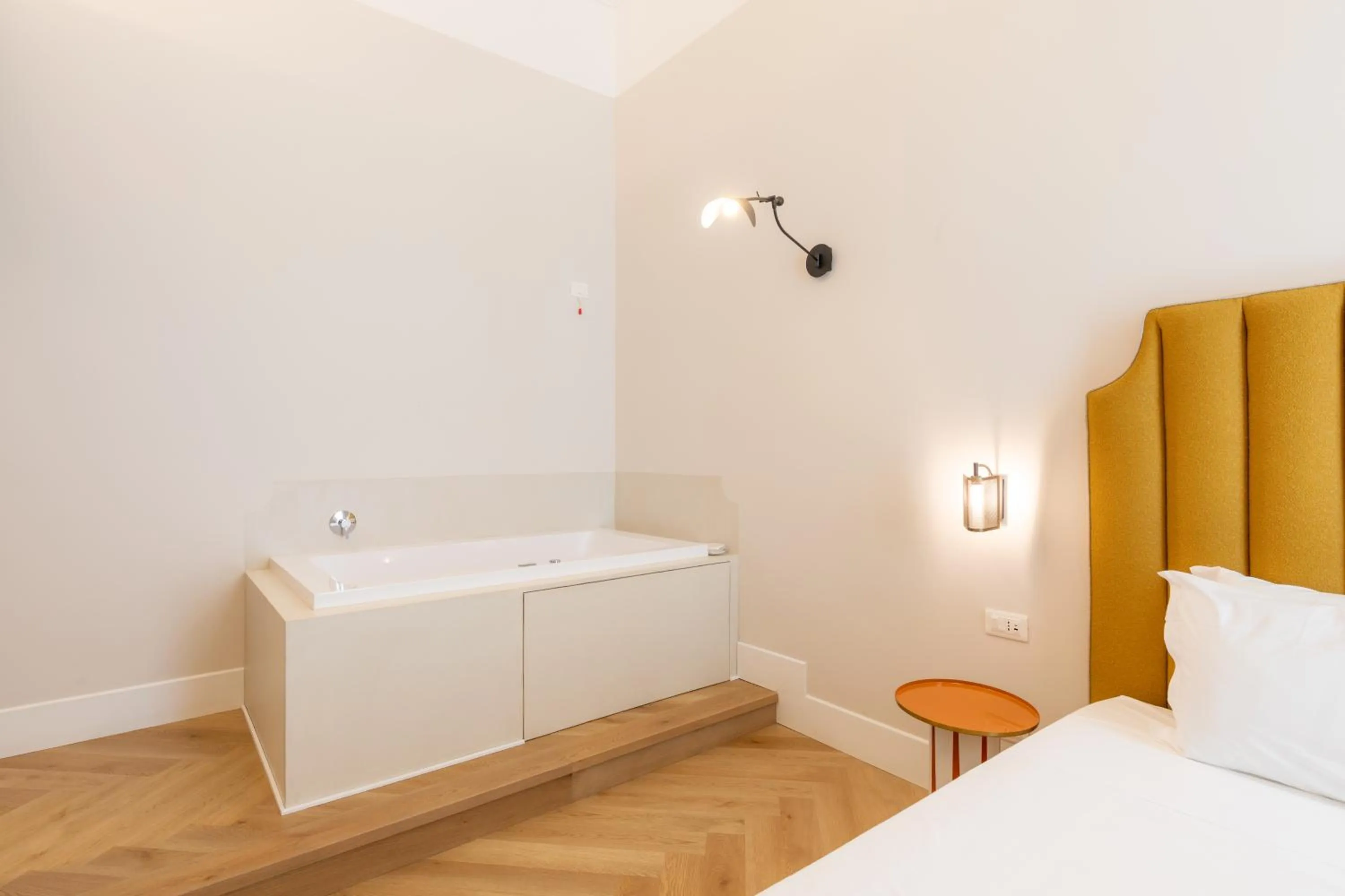 Hot Tub, Bed in Relais Ammira