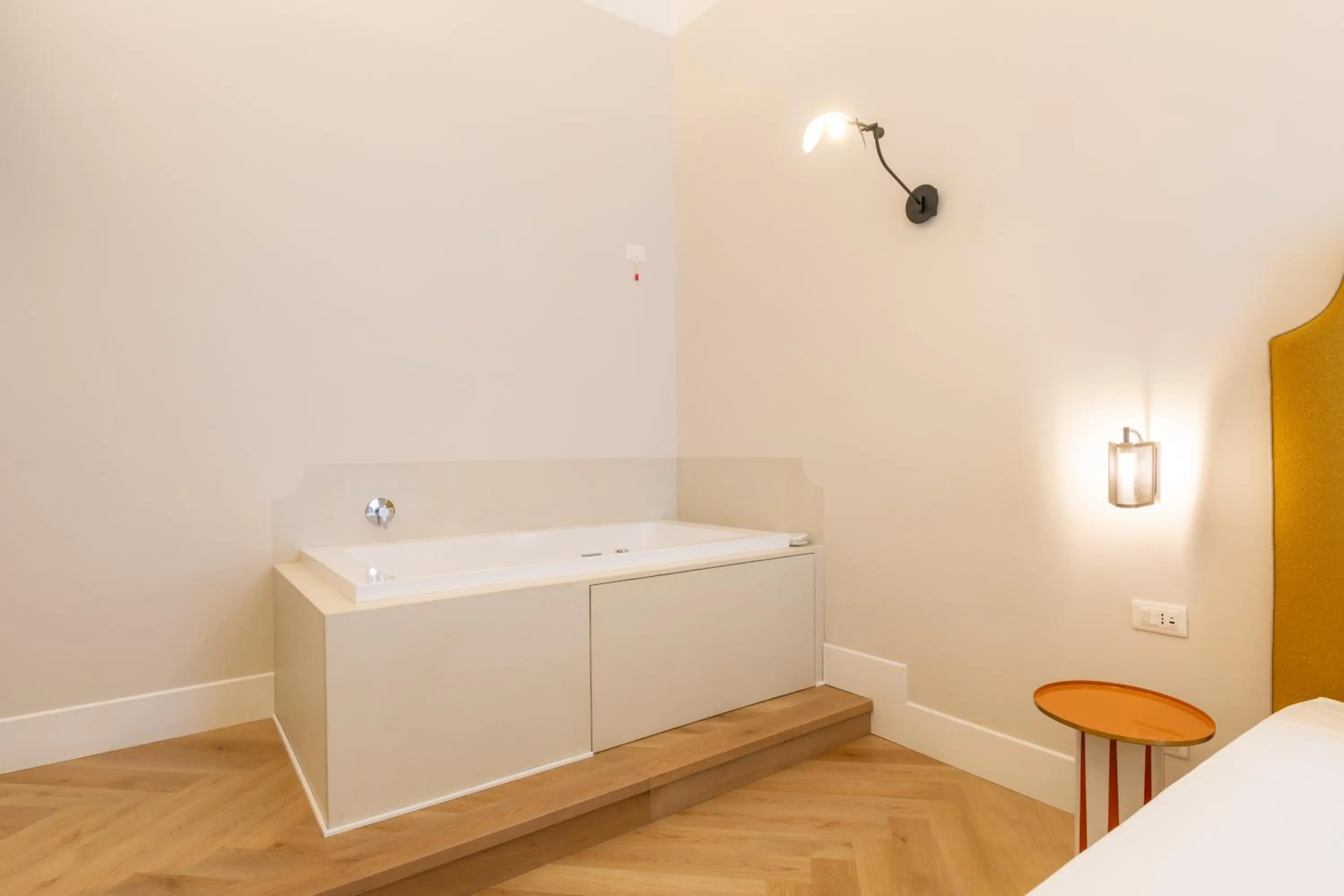 Hot Tub, Bed in Relais Ammira