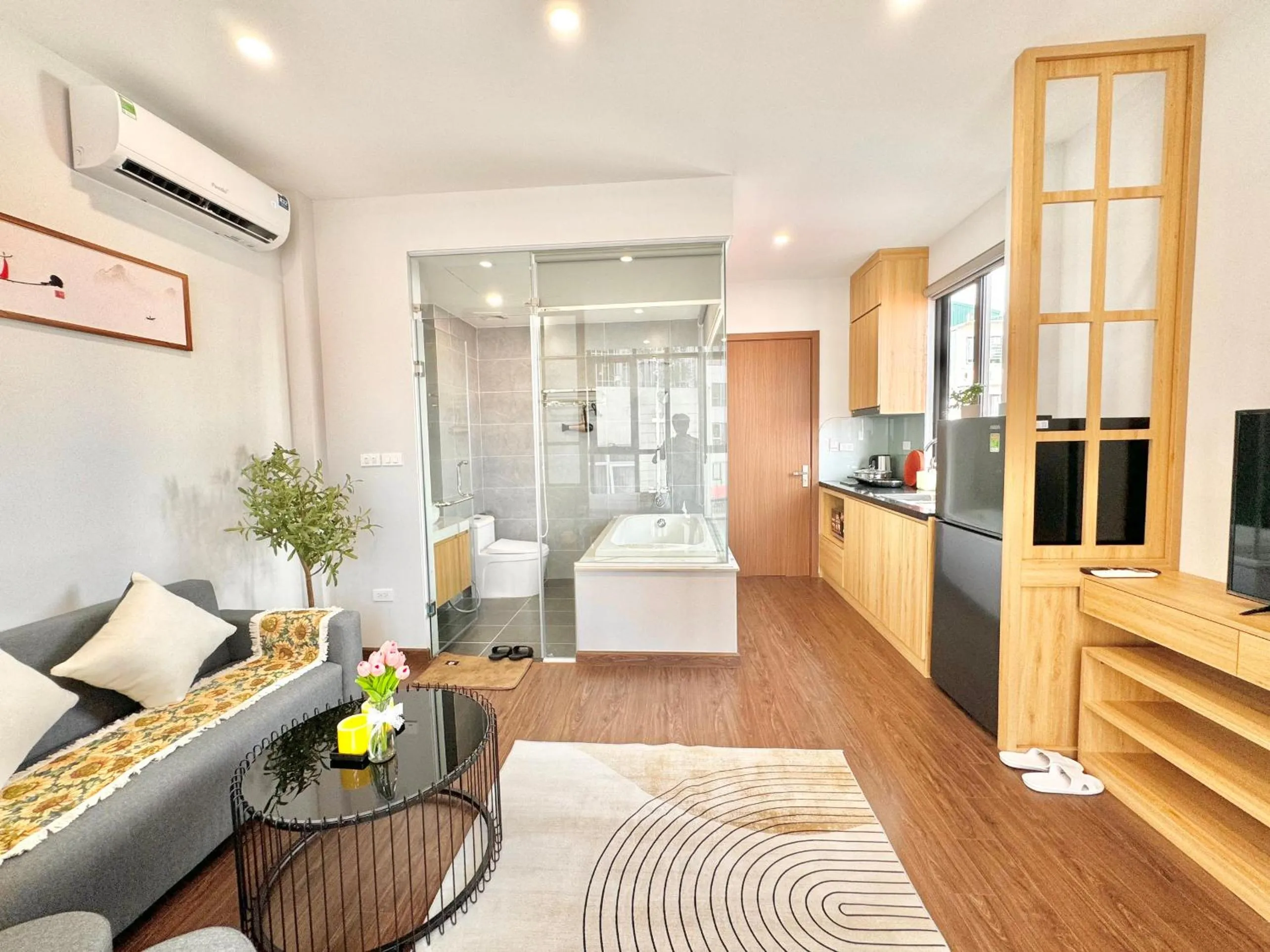 TV and multimedia in The Little Home - Đào Tấn - Cozy home - Bathtub - Comfy