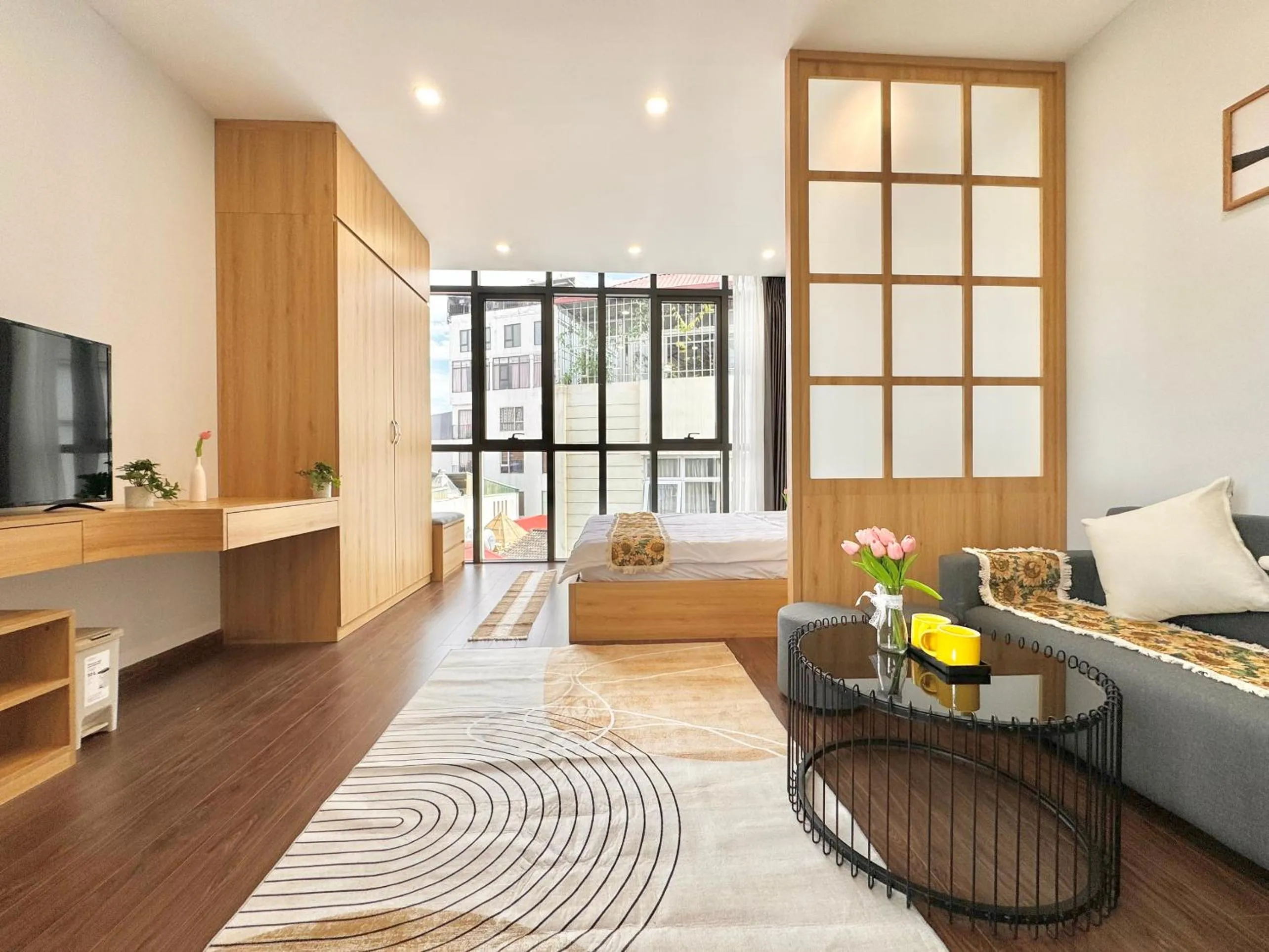 Communal lounge/ TV room in The Little Home - Đào Tấn - Cozy home - Bathtub - Comfy