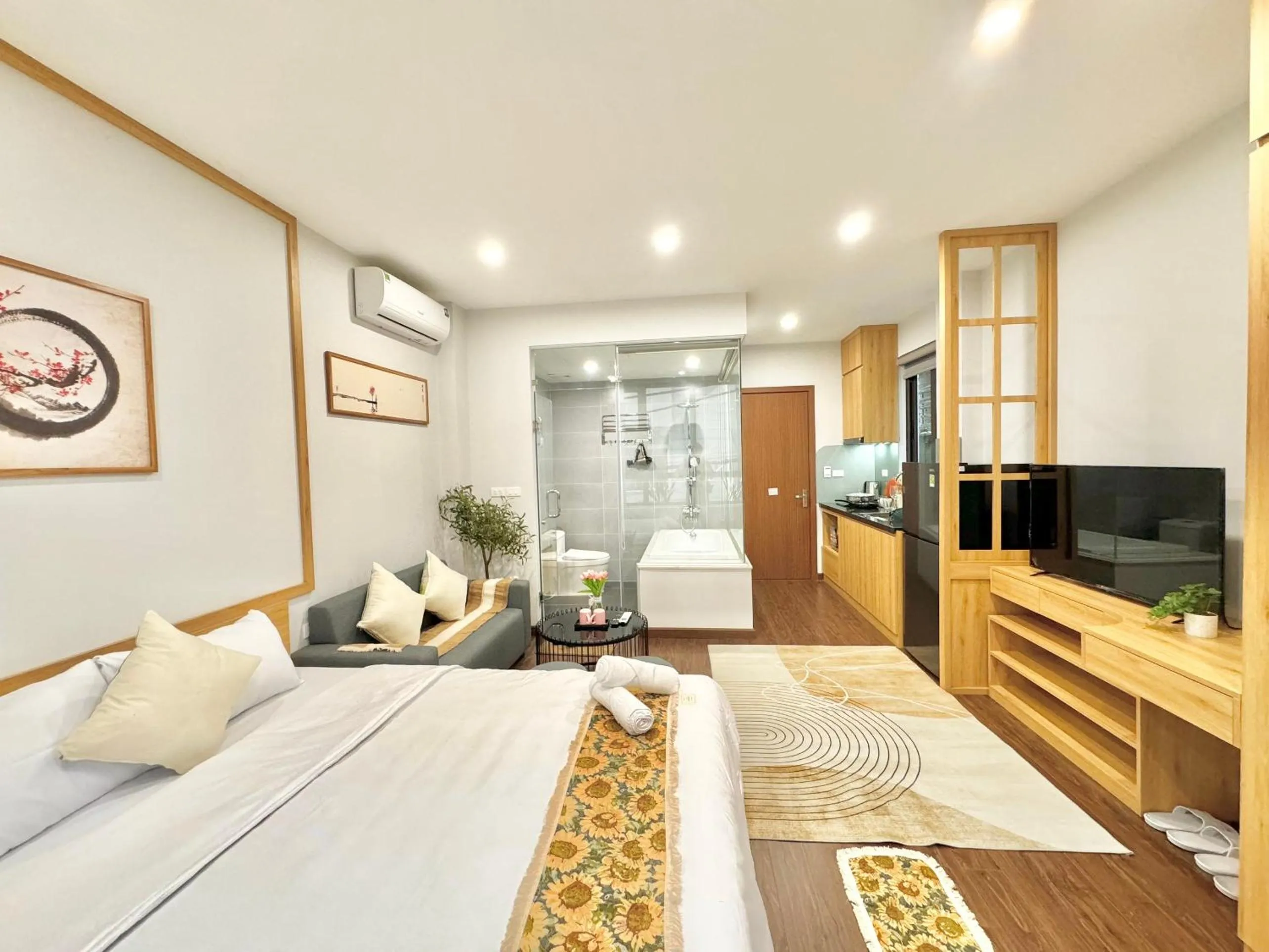 Communal lounge/ TV room, Bed in The Little Home - Đào Tấn - Cozy home - Bathtub - Comfy