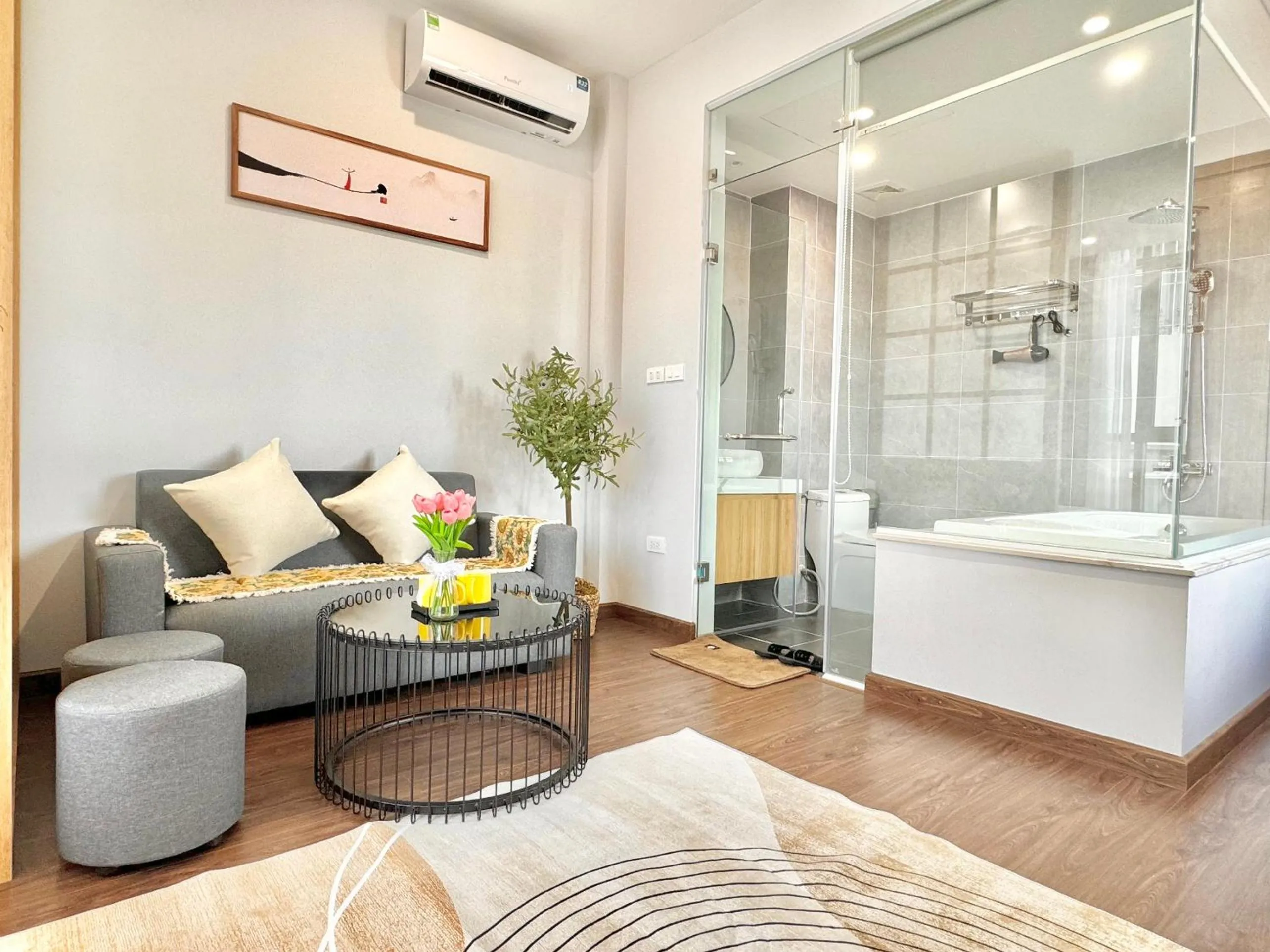 Bathroom, Bed in The Little Home - Đào Tấn - Cozy home - Bathtub - Comfy