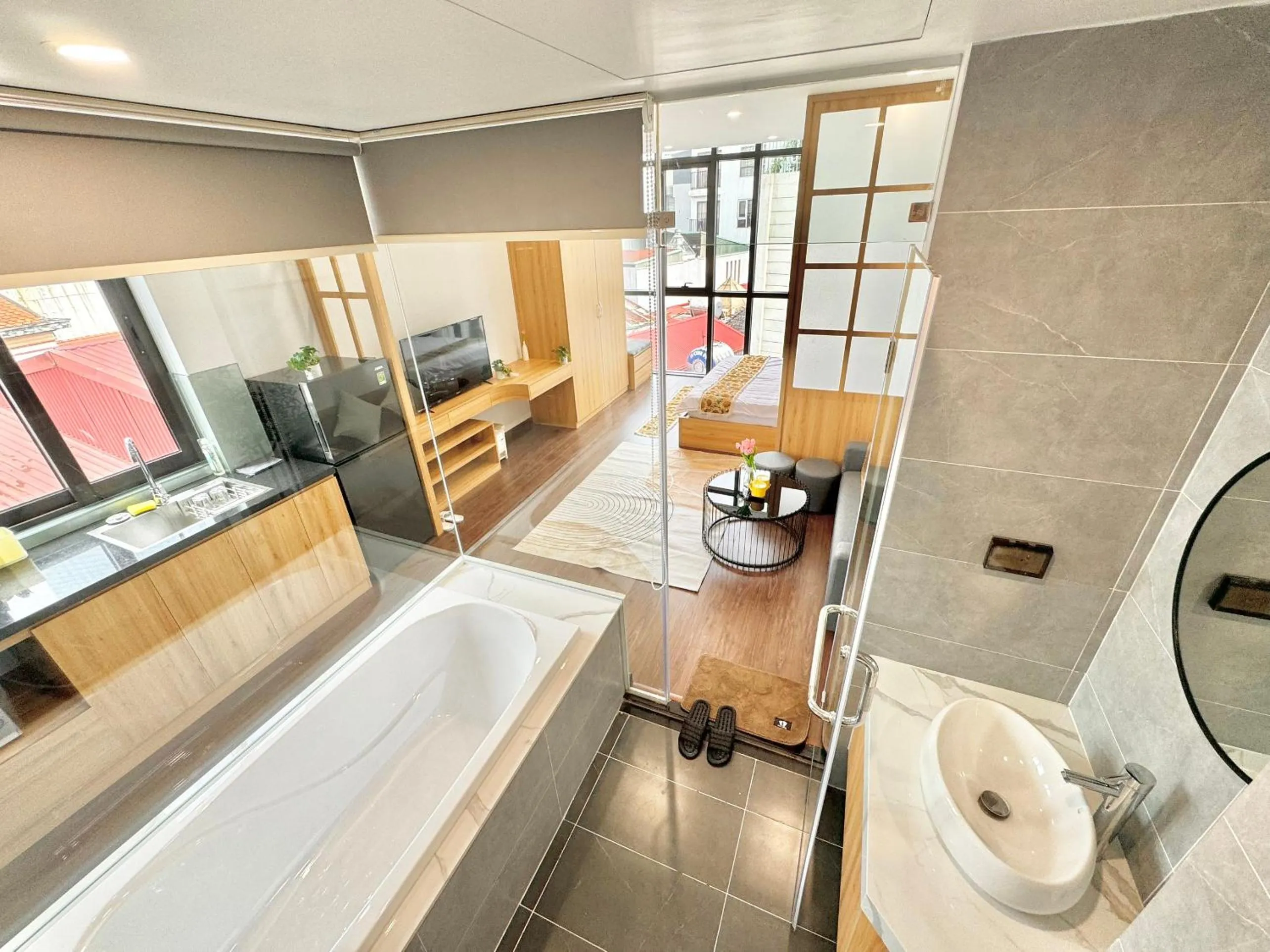 Shower in The Little Home - Đào Tấn - Cozy home - Bathtub - Comfy