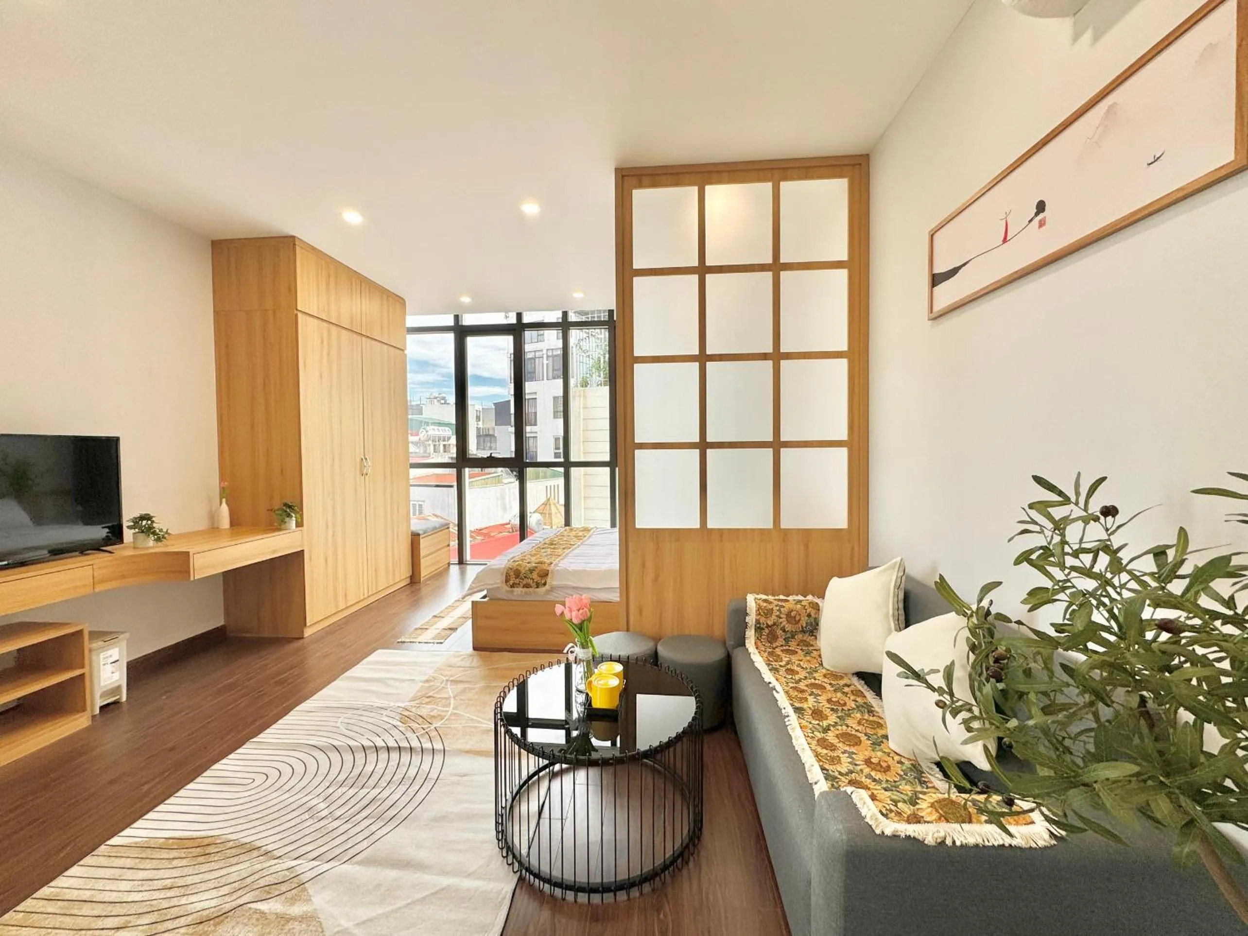 Communal lounge/ TV room in The Little Home - Đào Tấn - Cozy home - Bathtub - Comfy