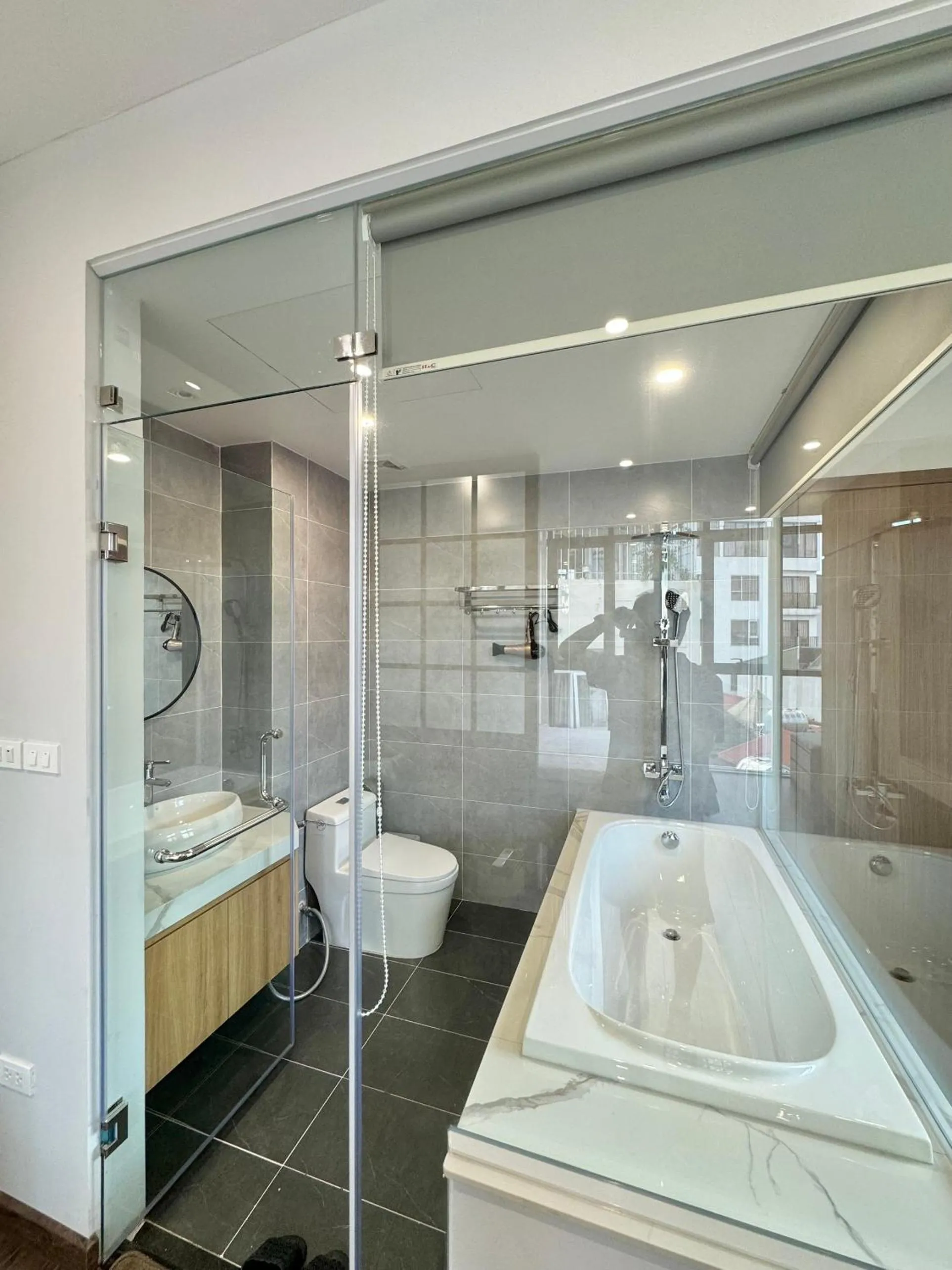 Shower in The Little Home - Đào Tấn - Cozy home - Bathtub - Comfy