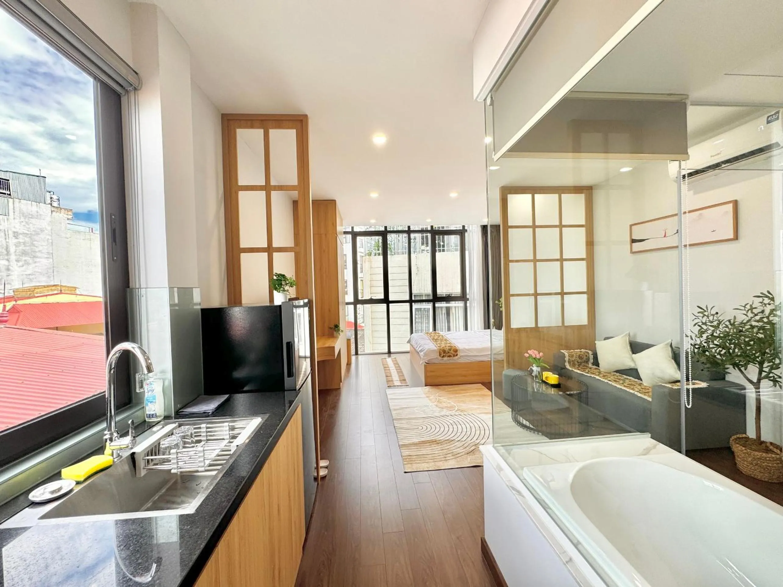 Communal lounge/ TV room in The Little Home - Đào Tấn - Cozy home - Bathtub - Comfy