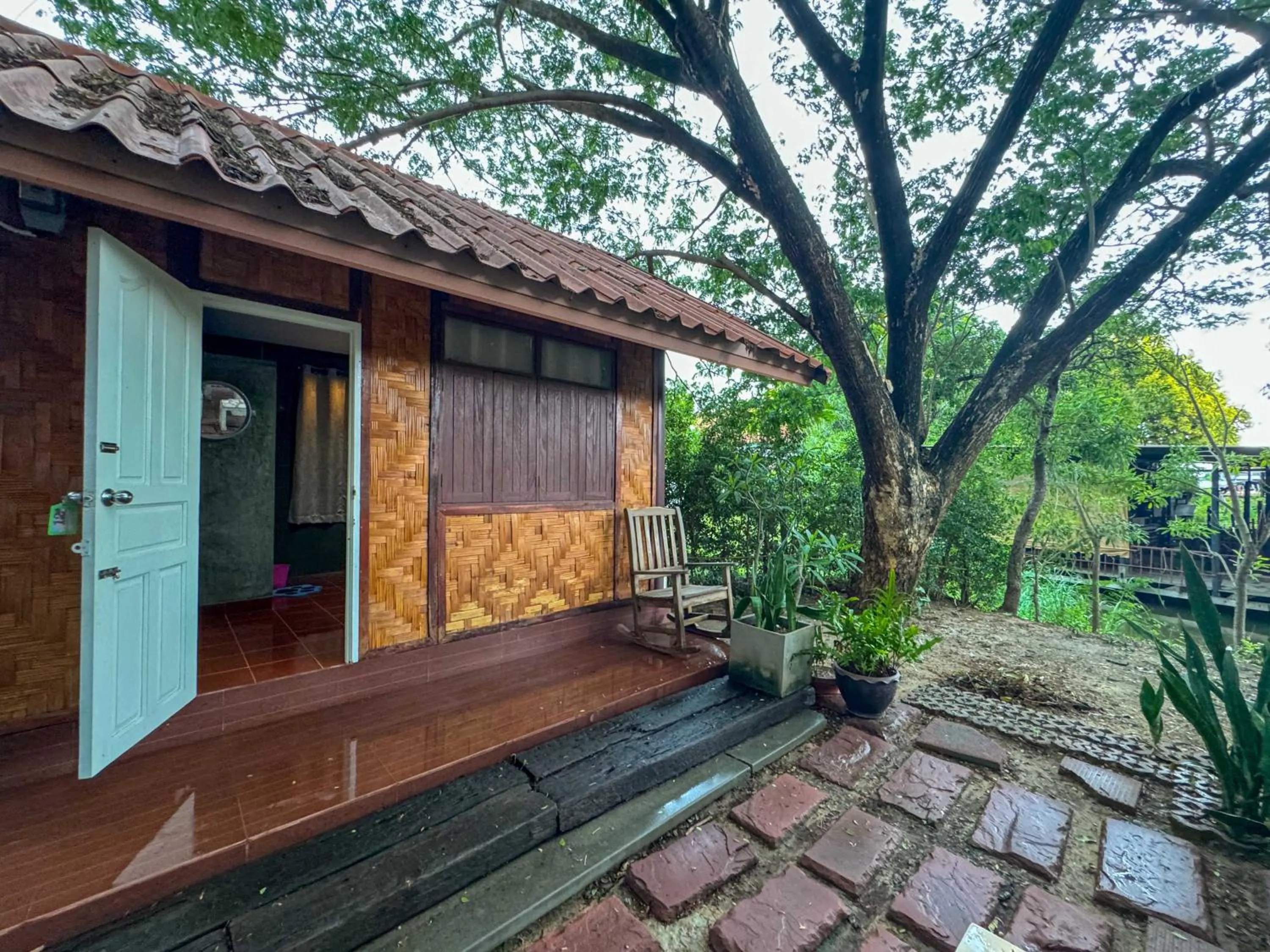 Facade/entrance in Suree Garden Resort & Karaoke