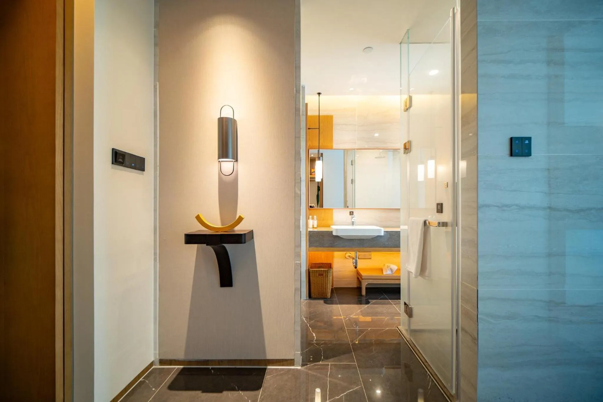 Photo of the whole room, Bed in Holiday Inn Ningbo Xiangshan Damu Bay by IHG