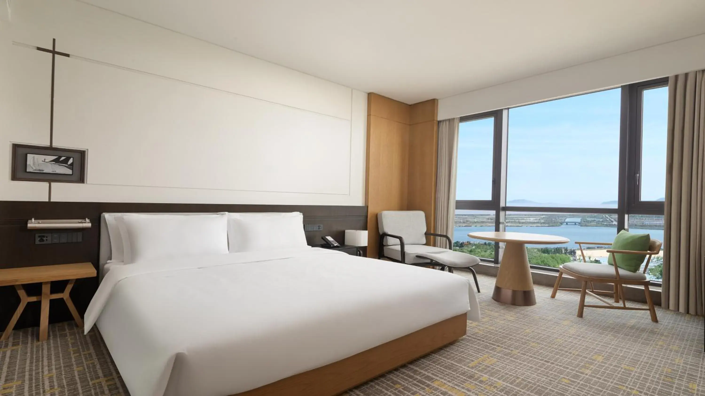 Standard King Room with Bay View in Holiday Inn Ningbo Xiangshan Damu Bay by IHG Standard King Room with Bay View in Holiday Inn Ningbo Xiangshan Damu Bay by IHG