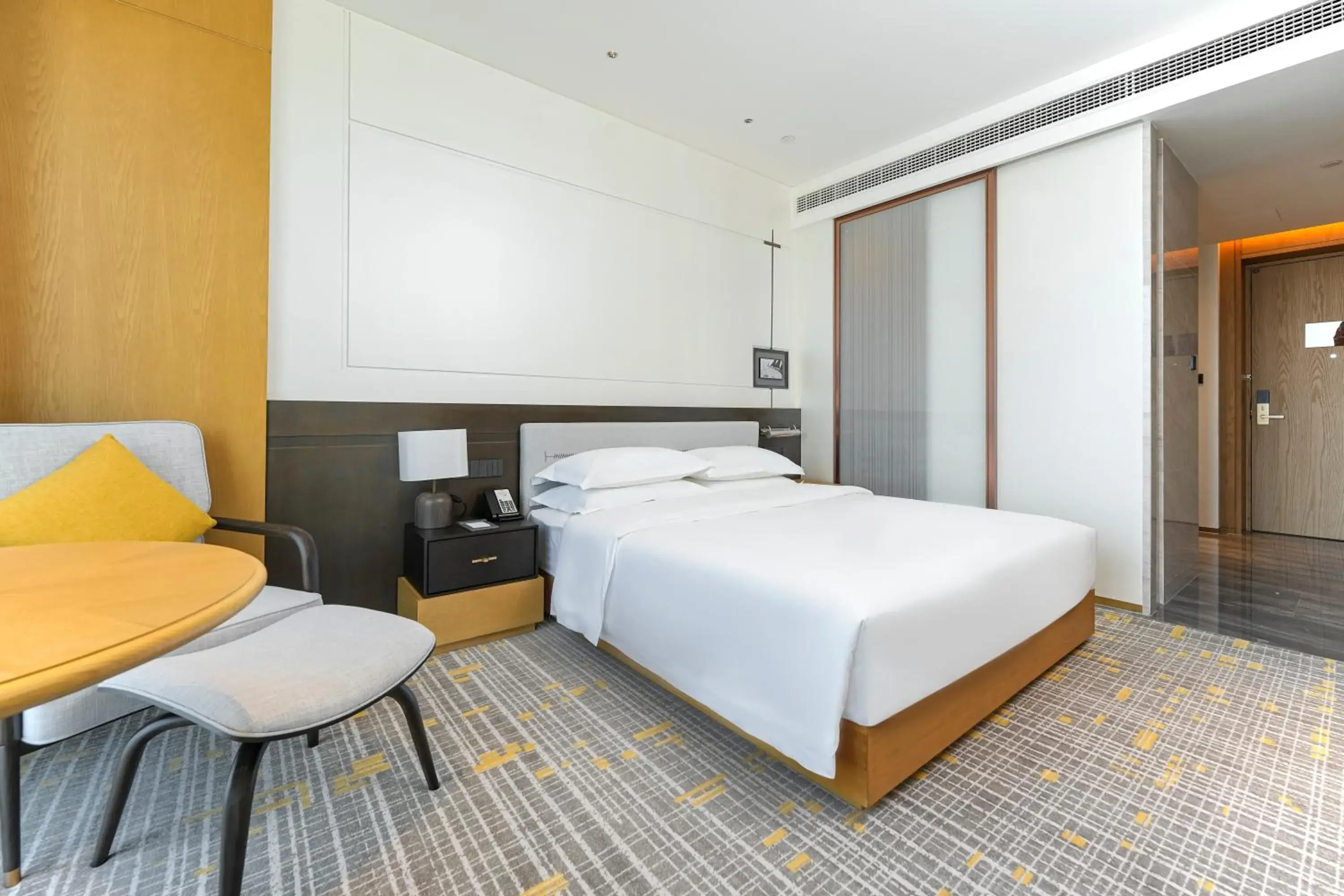 Standard King Room in Holiday Inn Ningbo Xiangshan Damu Bay by IHG Standard King Room in Holiday Inn Ningbo Xiangshan Damu Bay by IHG