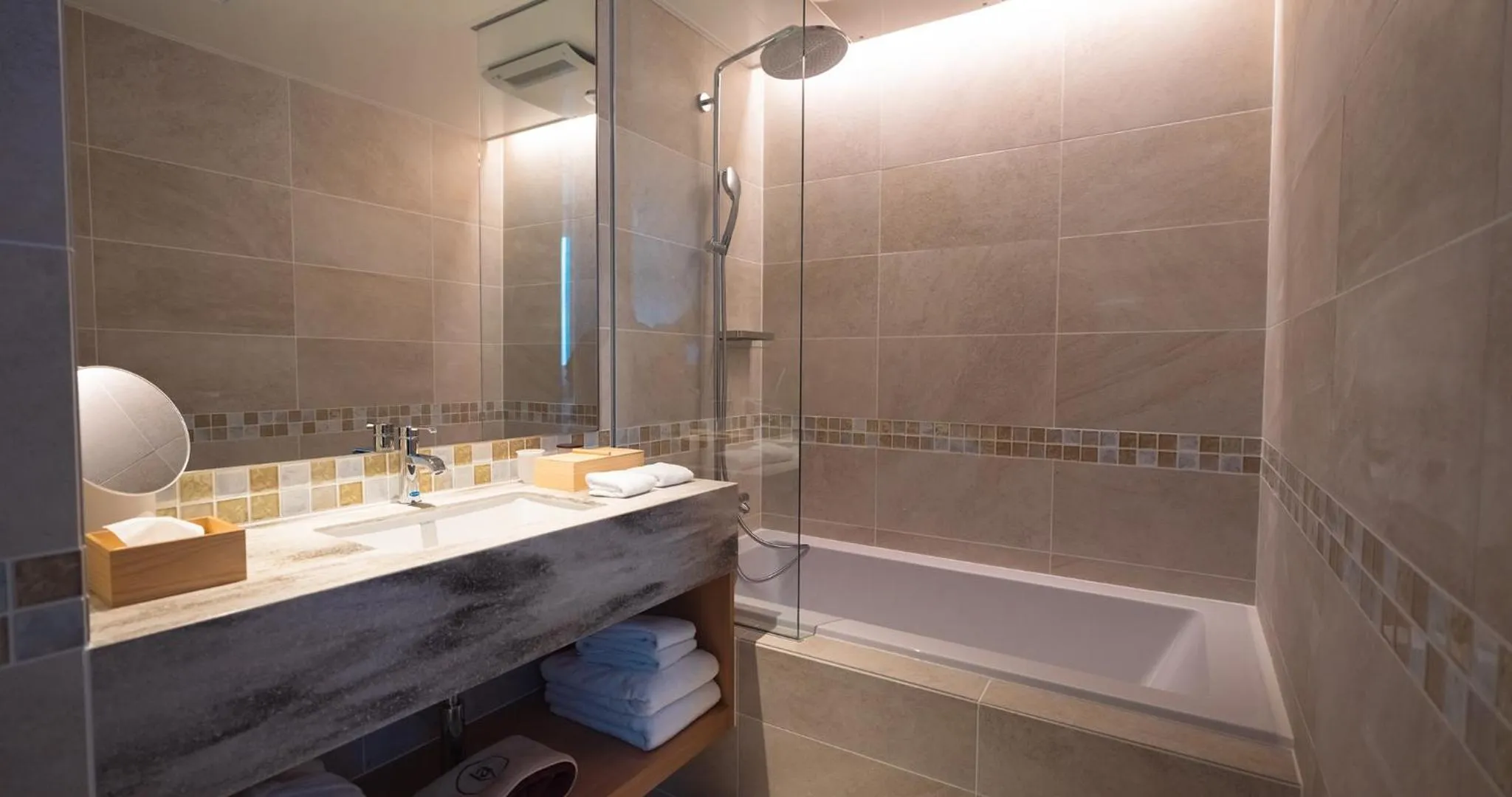 Shower in HOTEL LA VIGNE HAKUBA by Onko Chishin