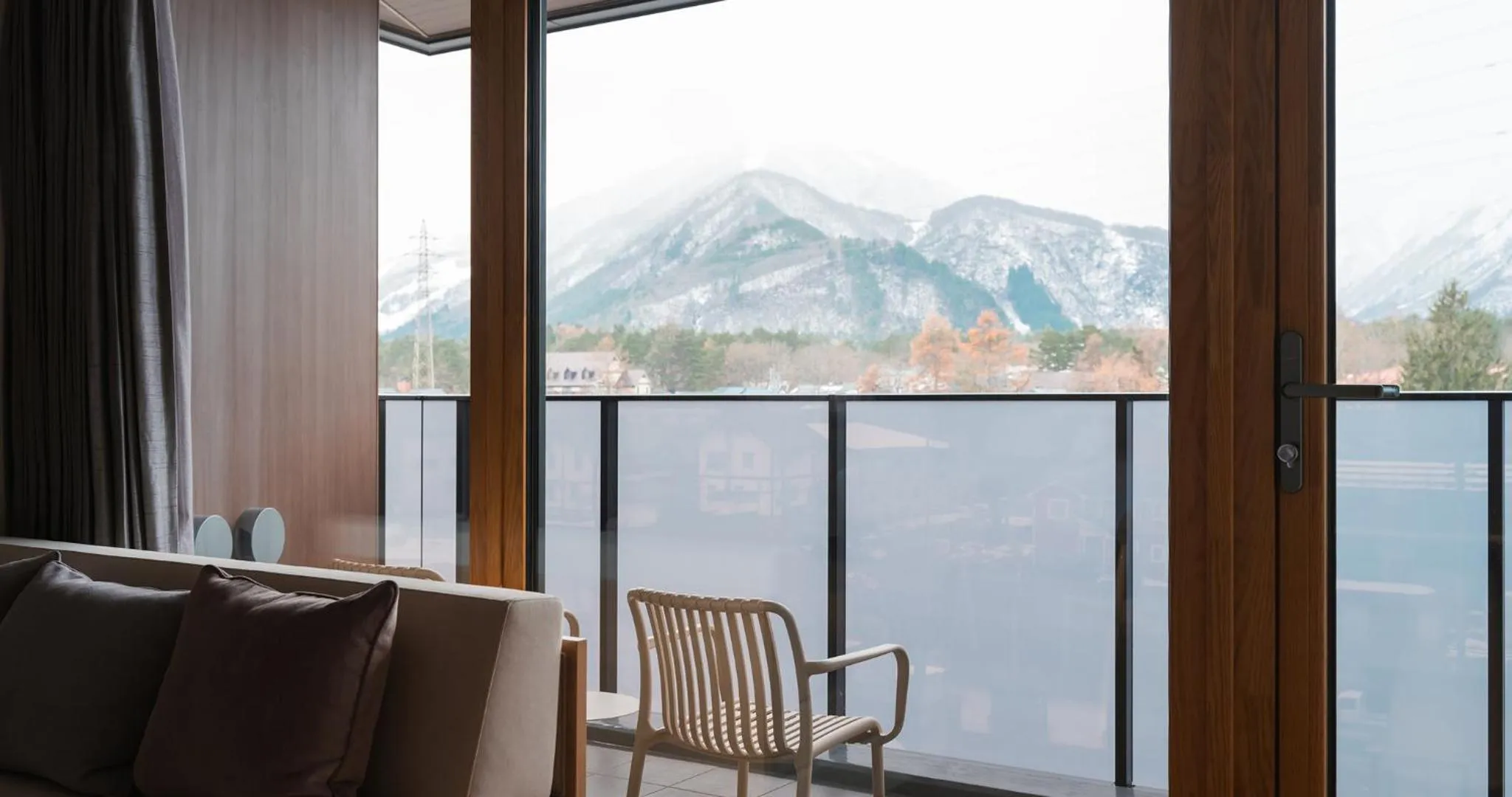 Living room in HOTEL LA VIGNE HAKUBA by Onko Chishin
