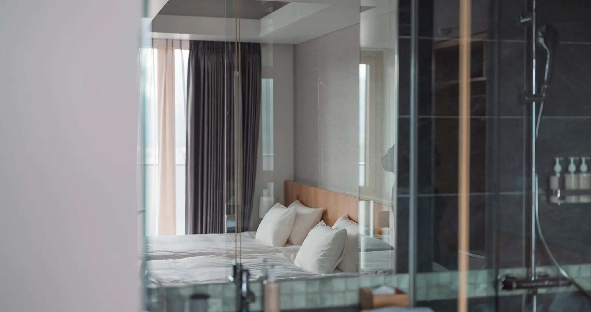 Bedroom in HOTEL LA VIGNE HAKUBA by Onko Chishin