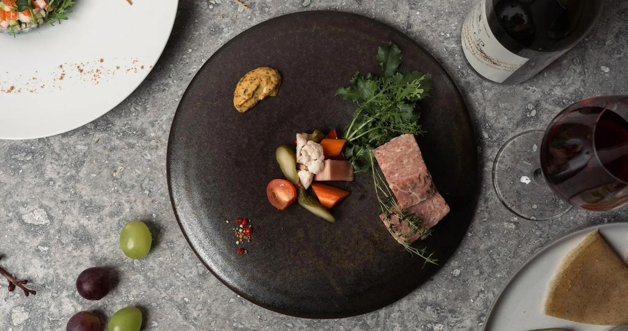 Food and drinks in HOTEL LA VIGNE HAKUBA by Onko Chishin