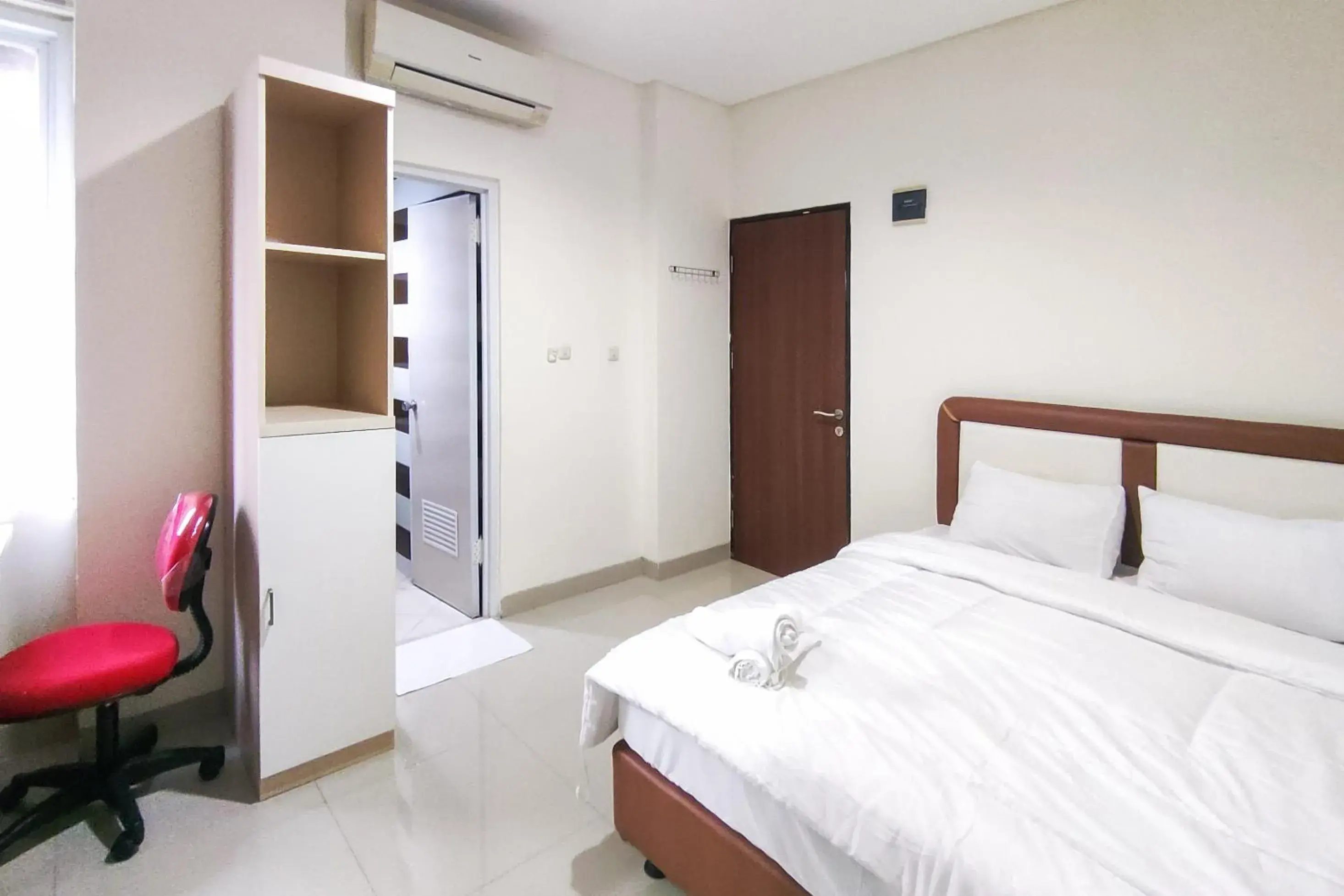 Deluxe Double Room in RedDoorz Plus Near ICE BSD Minerva Deluxe Double Room in RedDoorz Plus Near ICE BSD Minerva