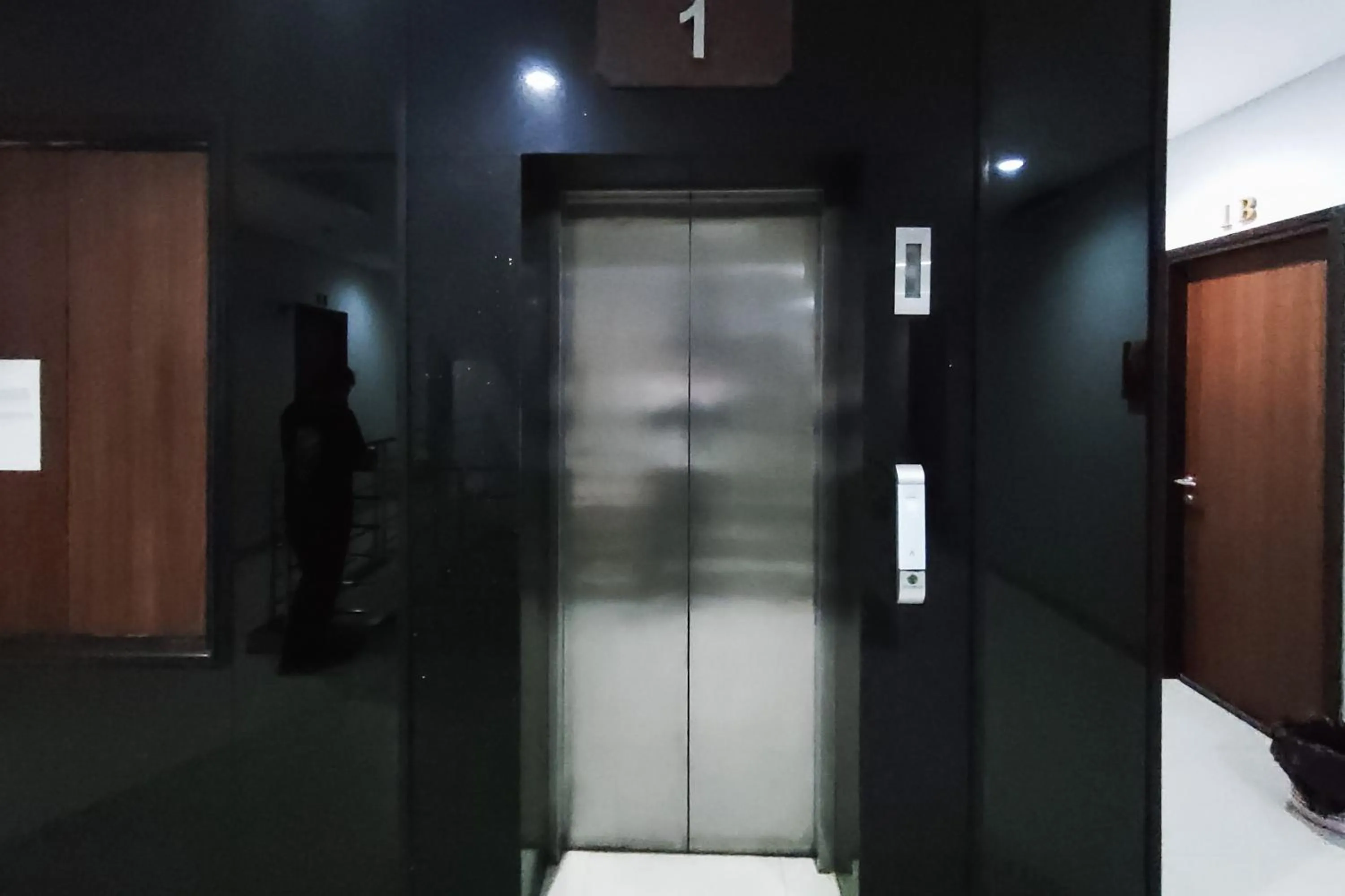 elevator in RedDoorz Plus Near ICE BSD Minerva