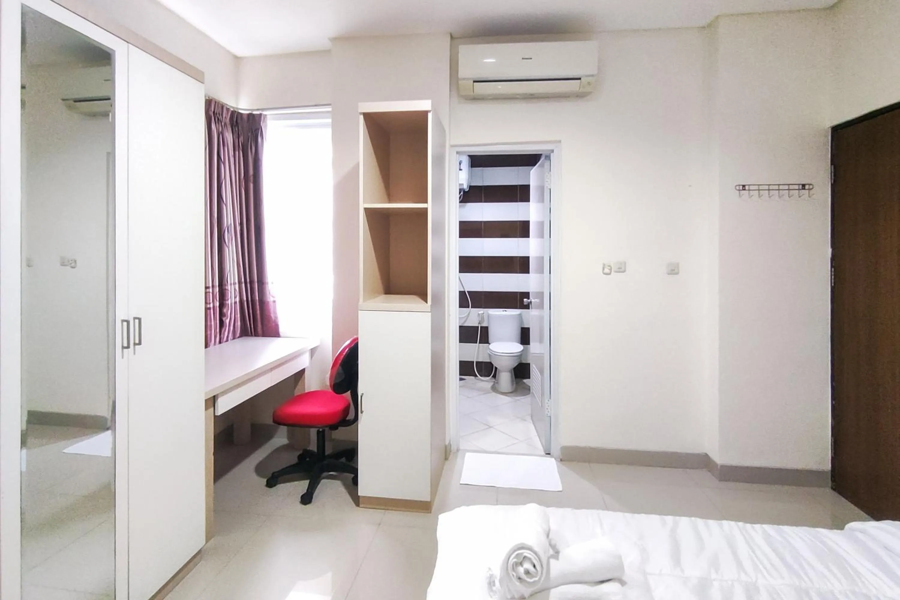Bedroom, Bed in RedDoorz Plus Near ICE BSD Minerva