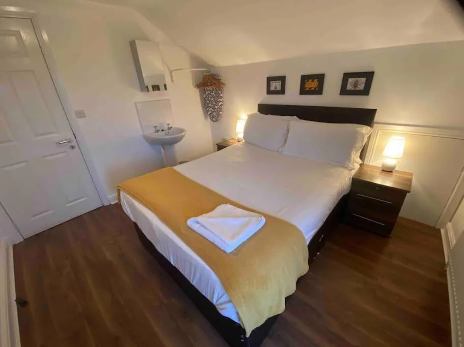 Photo of the whole room, Bed in Ivy Mount Boutique