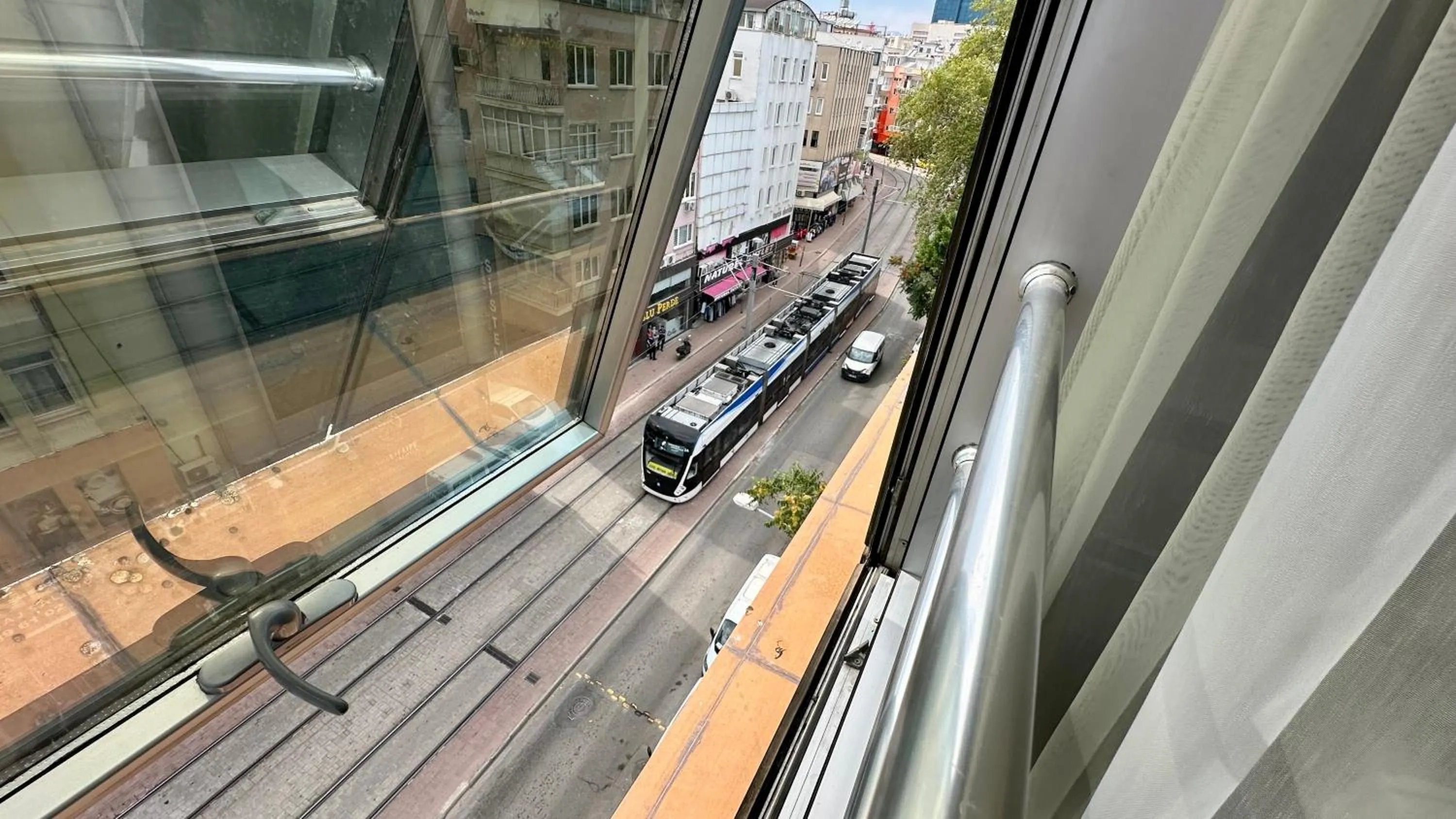 Street view in Esse Joven Hotel