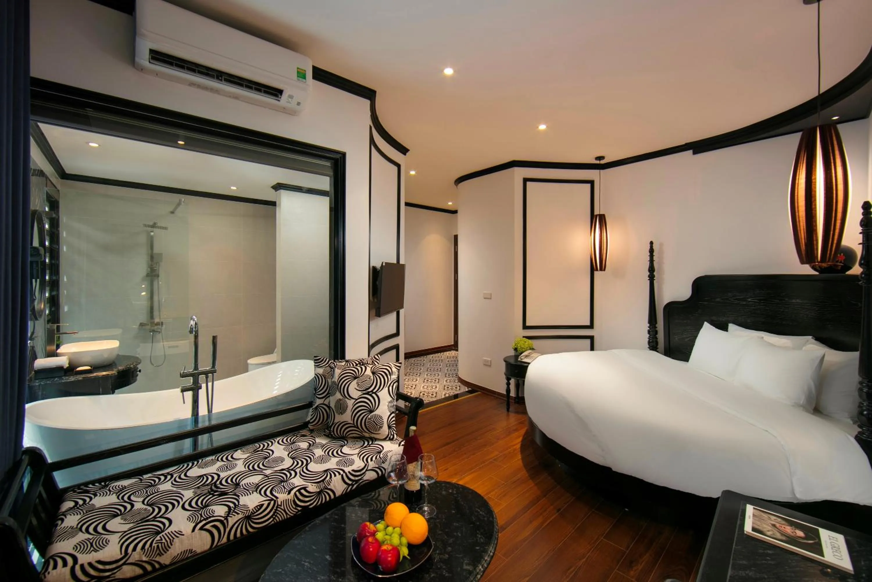 Bed in Hanoi Le Chateau Hotel & Spa