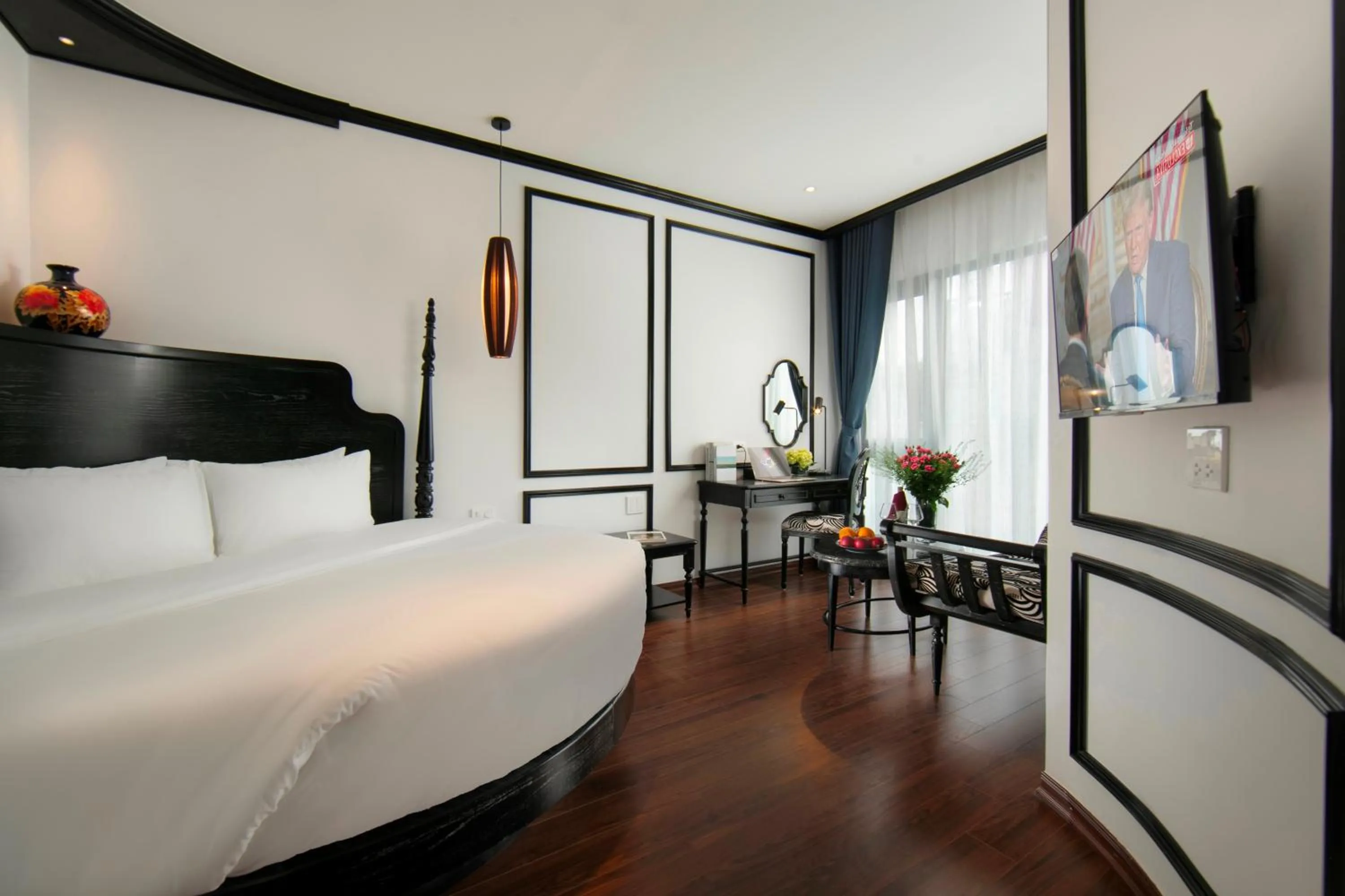 Bed in Hanoi Le Chateau Hotel & Spa