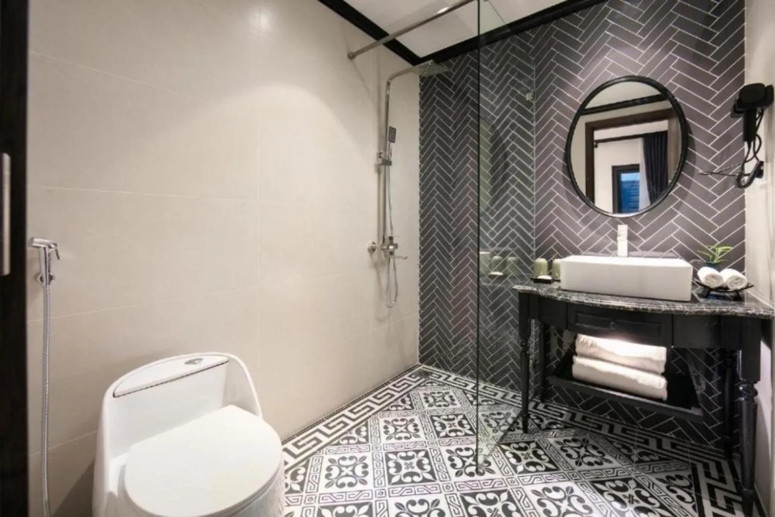 Shower in Hanoi Le Chateau Hotel & Spa