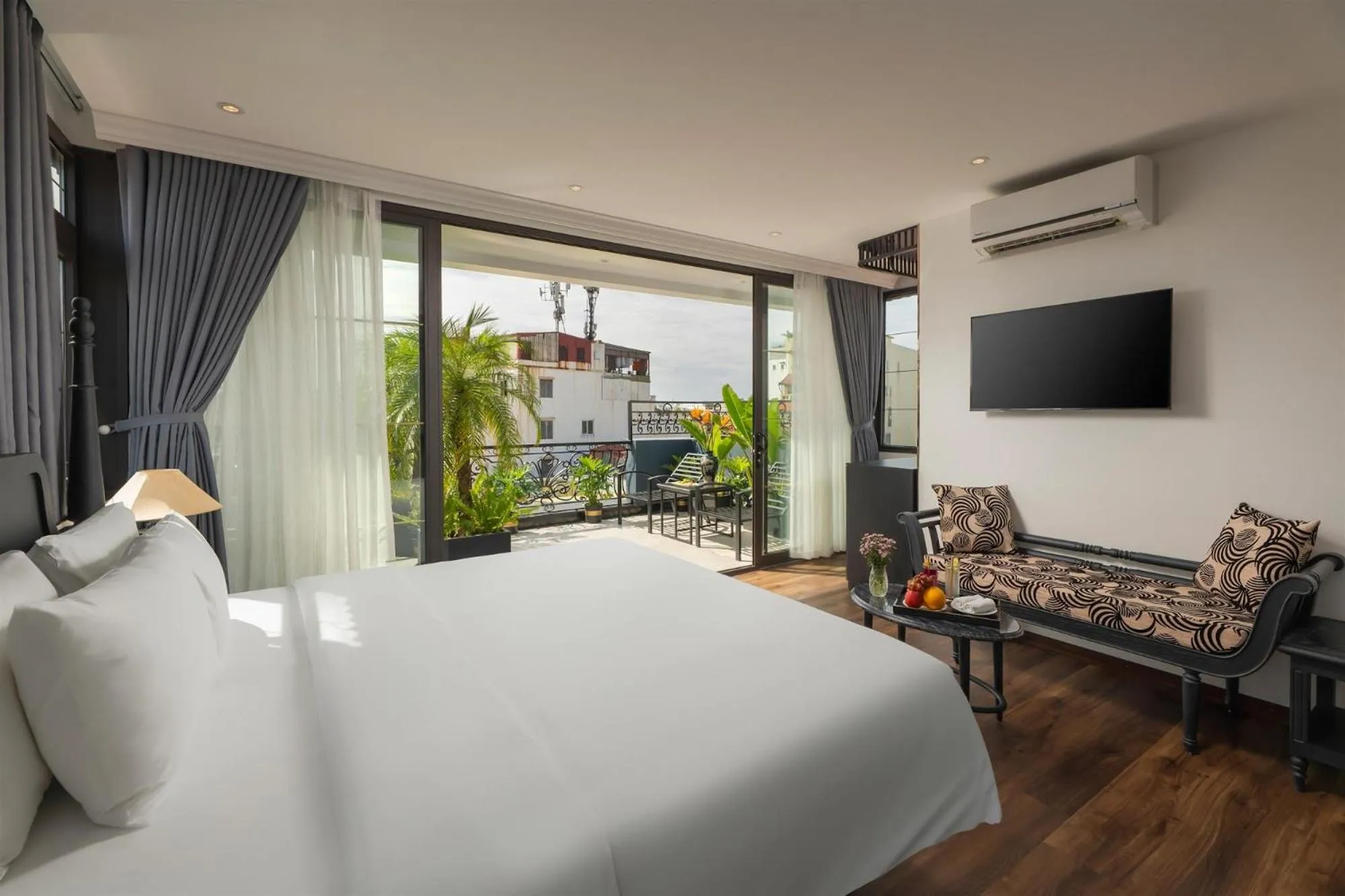 room service, Bed in Hanoi Le Chateau Hotel & Spa