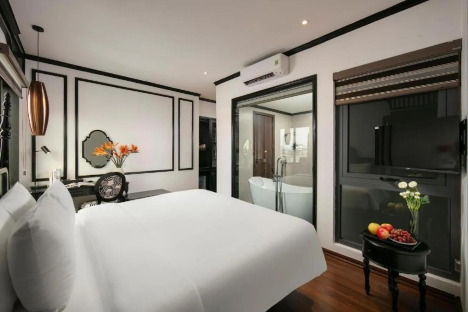 Shower, Bed in Hanoi Le Chateau Hotel & Spa