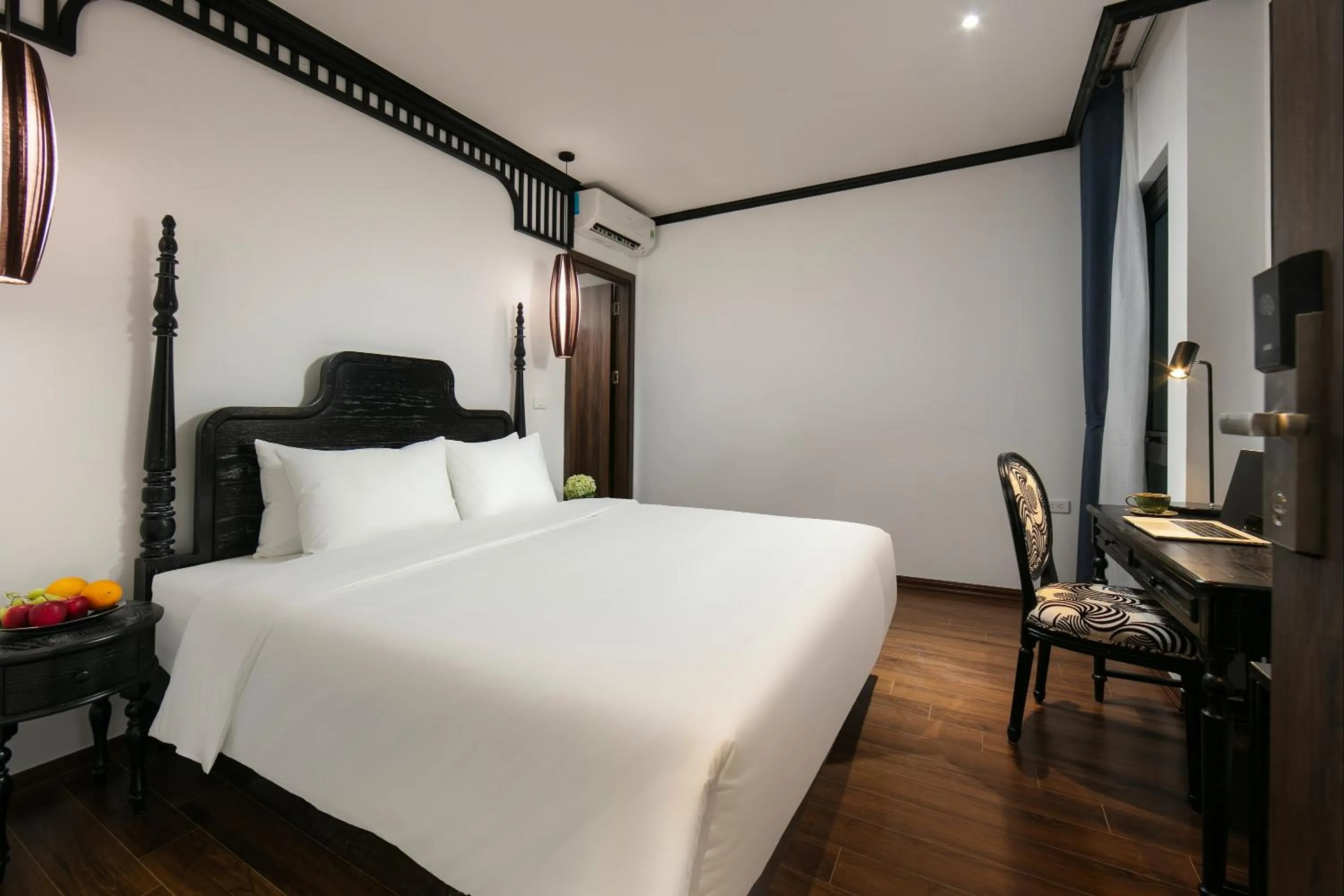 Bed in Hanoi Le Chateau Hotel & Spa