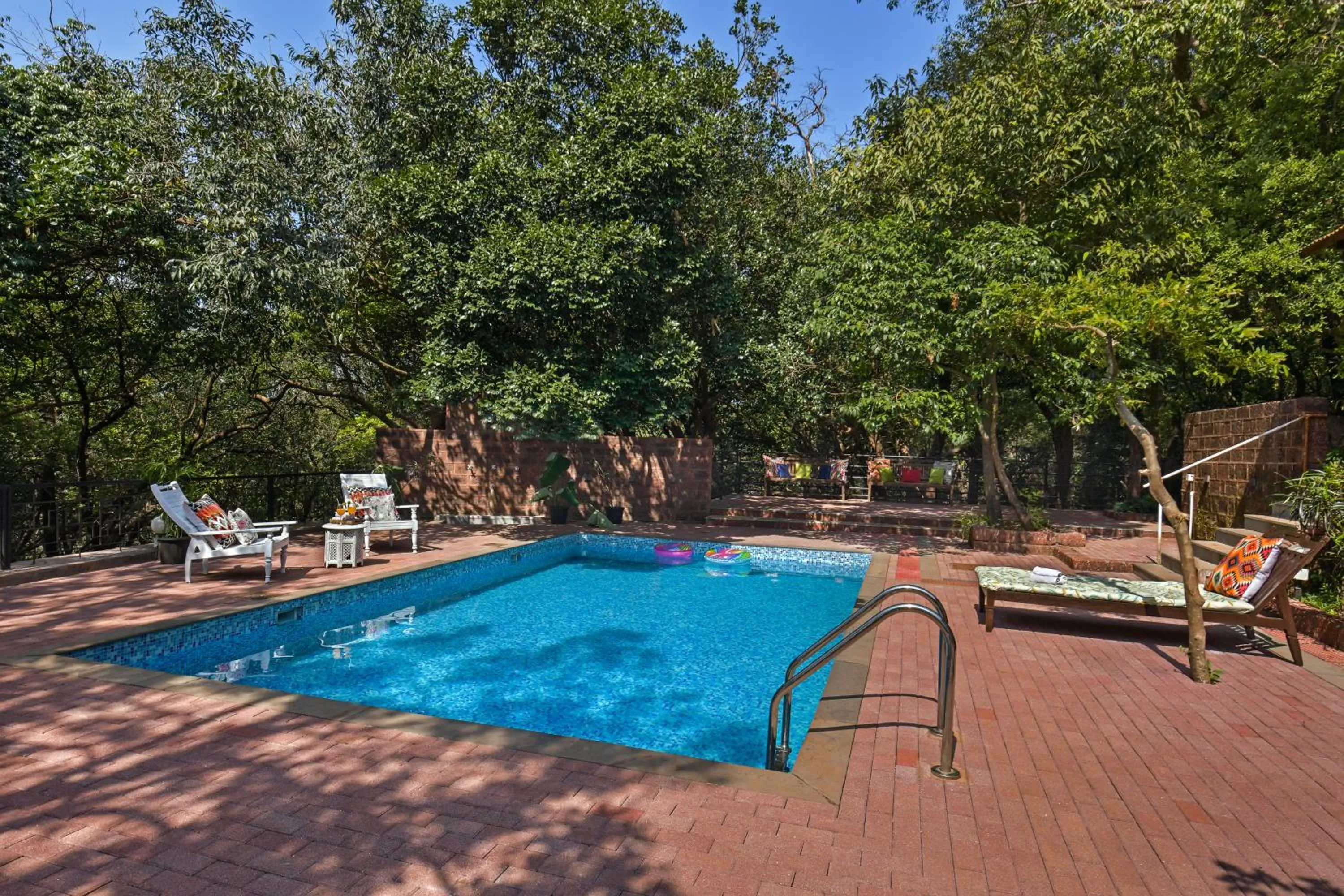 Swimming pool in Radha Cottage Resort