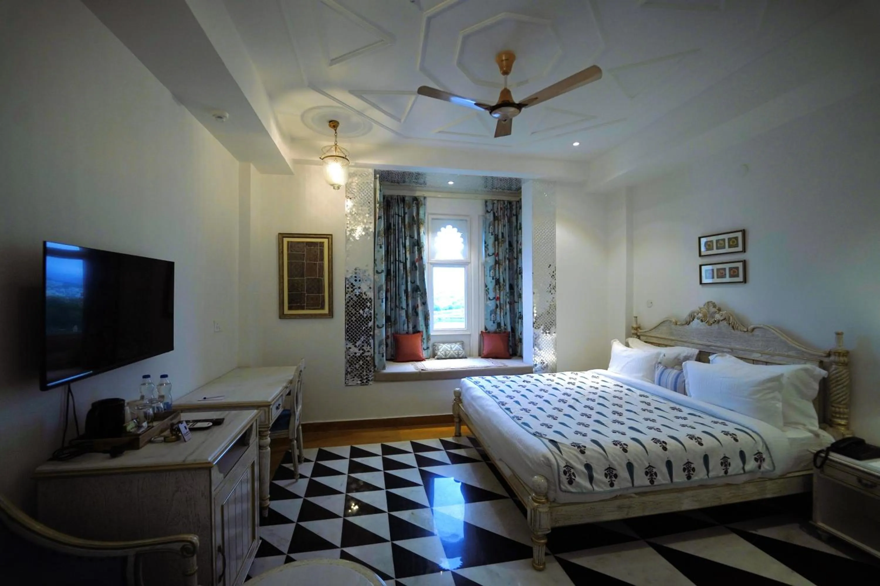 Communal lounge/ TV room, Bed in Grandrosse Boutique - Pichola Lake Facing Hotel