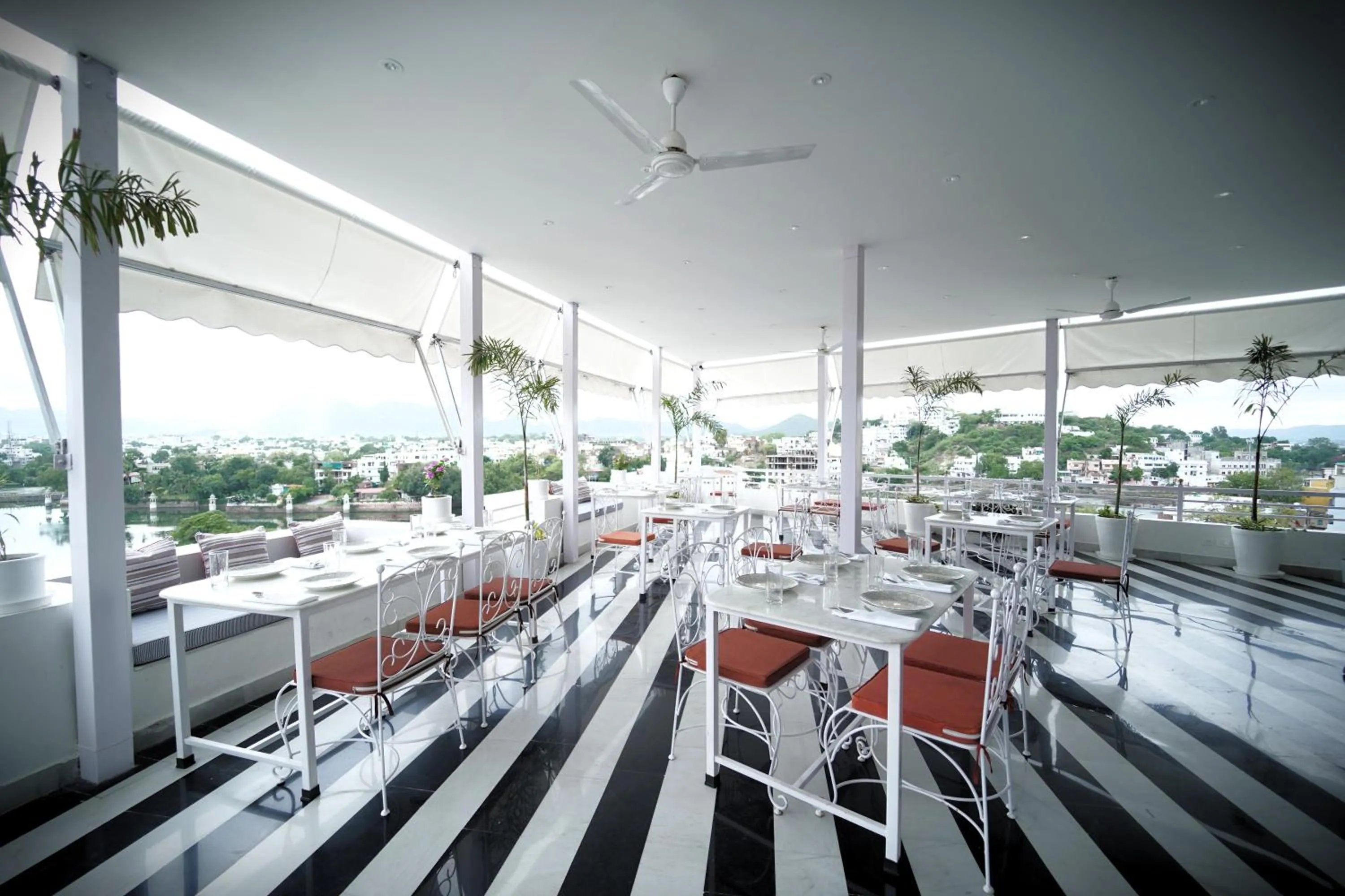 Restaurant/places to eat in Grandrosse Boutique - Pichola Lake Facing Hotel