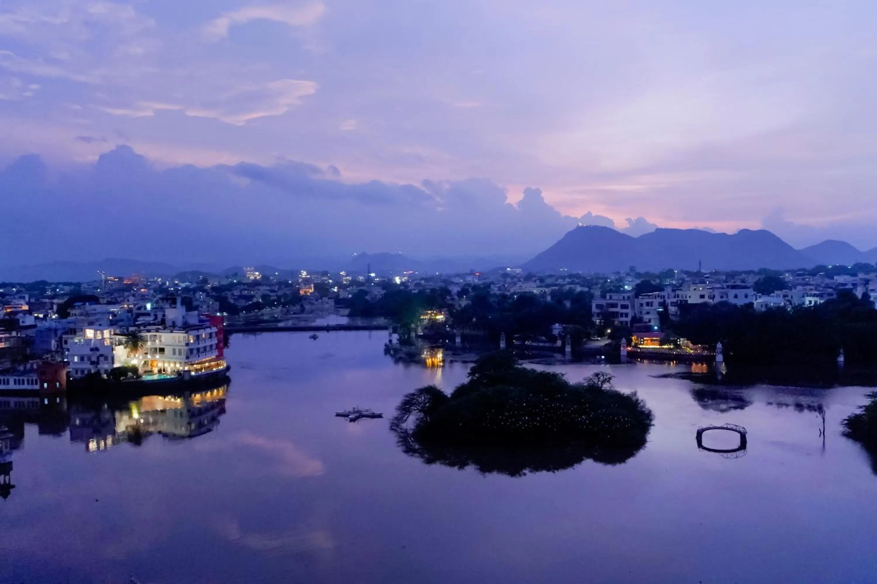 Restaurant/places to eat in Grandrosse Boutique - Pichola Lake Facing Hotel