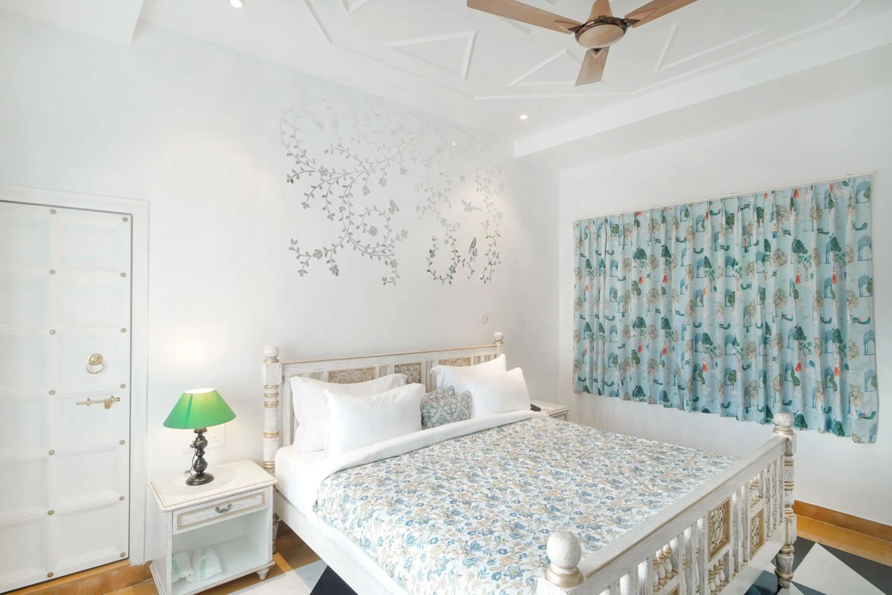 Lake view, Bed in Grandrosse Boutique - Pichola Lake Facing Hotel