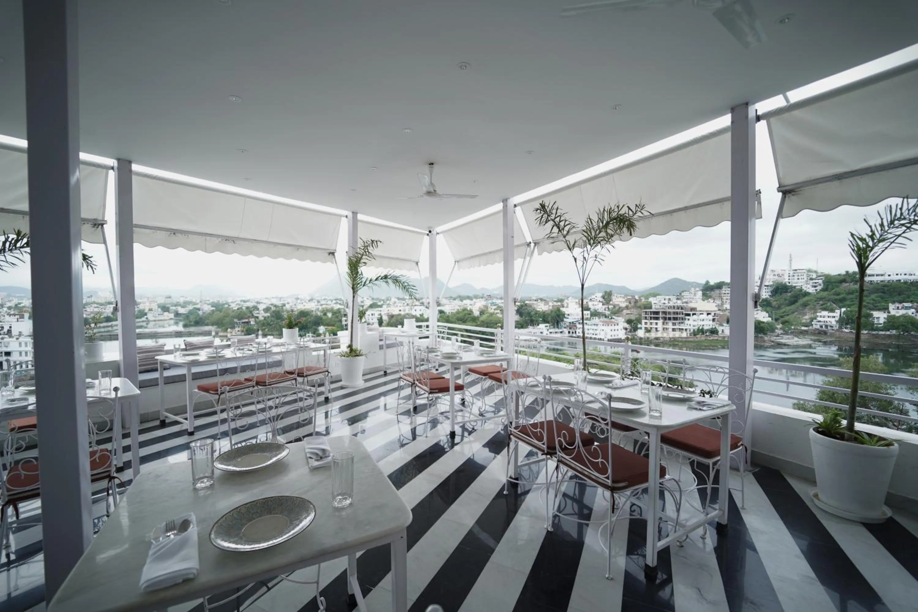 Restaurant/places to eat in Grandrosse Boutique - Pichola Lake Facing Hotel