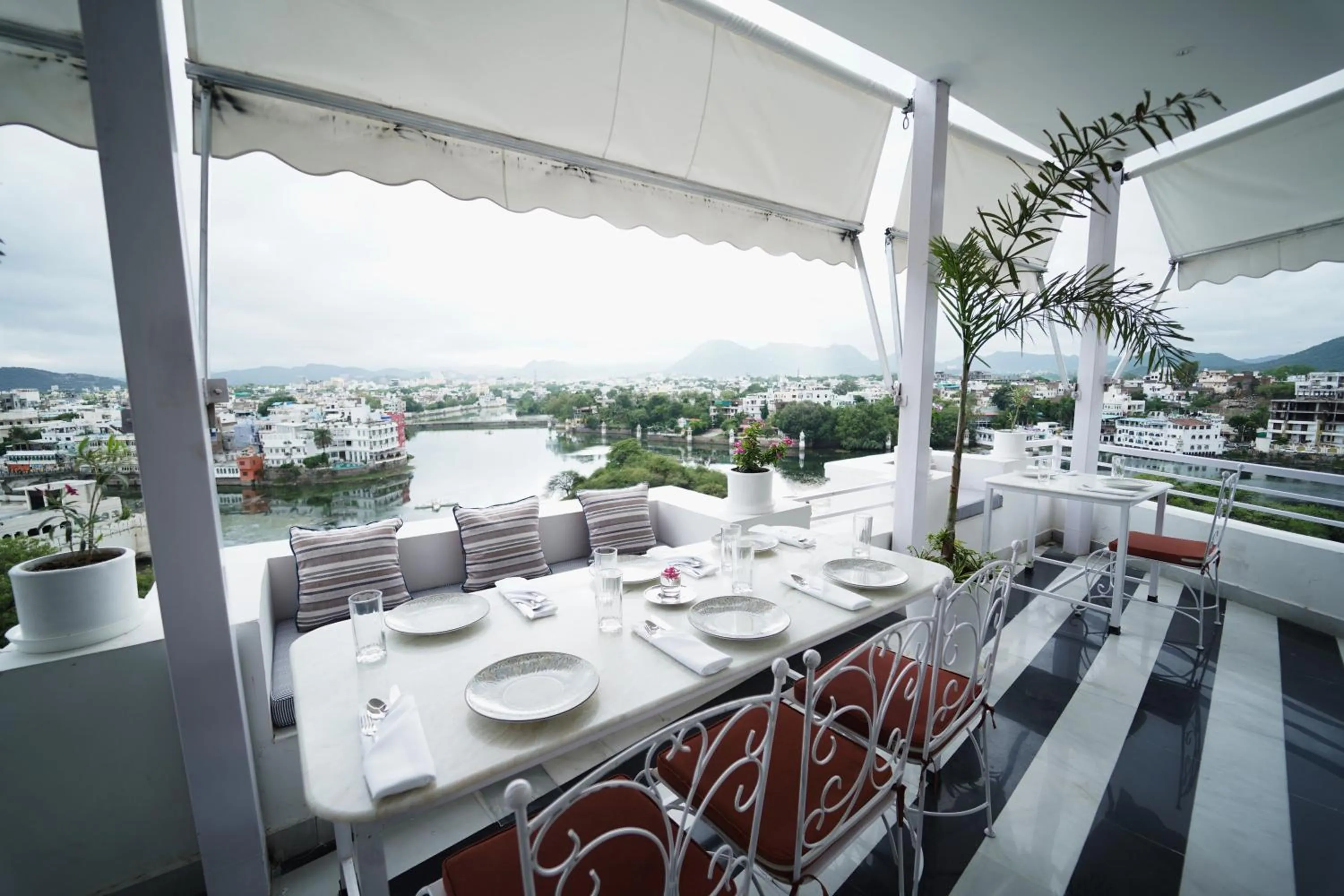 Restaurant/places to eat in Grandrosse Boutique - Pichola Lake Facing Hotel