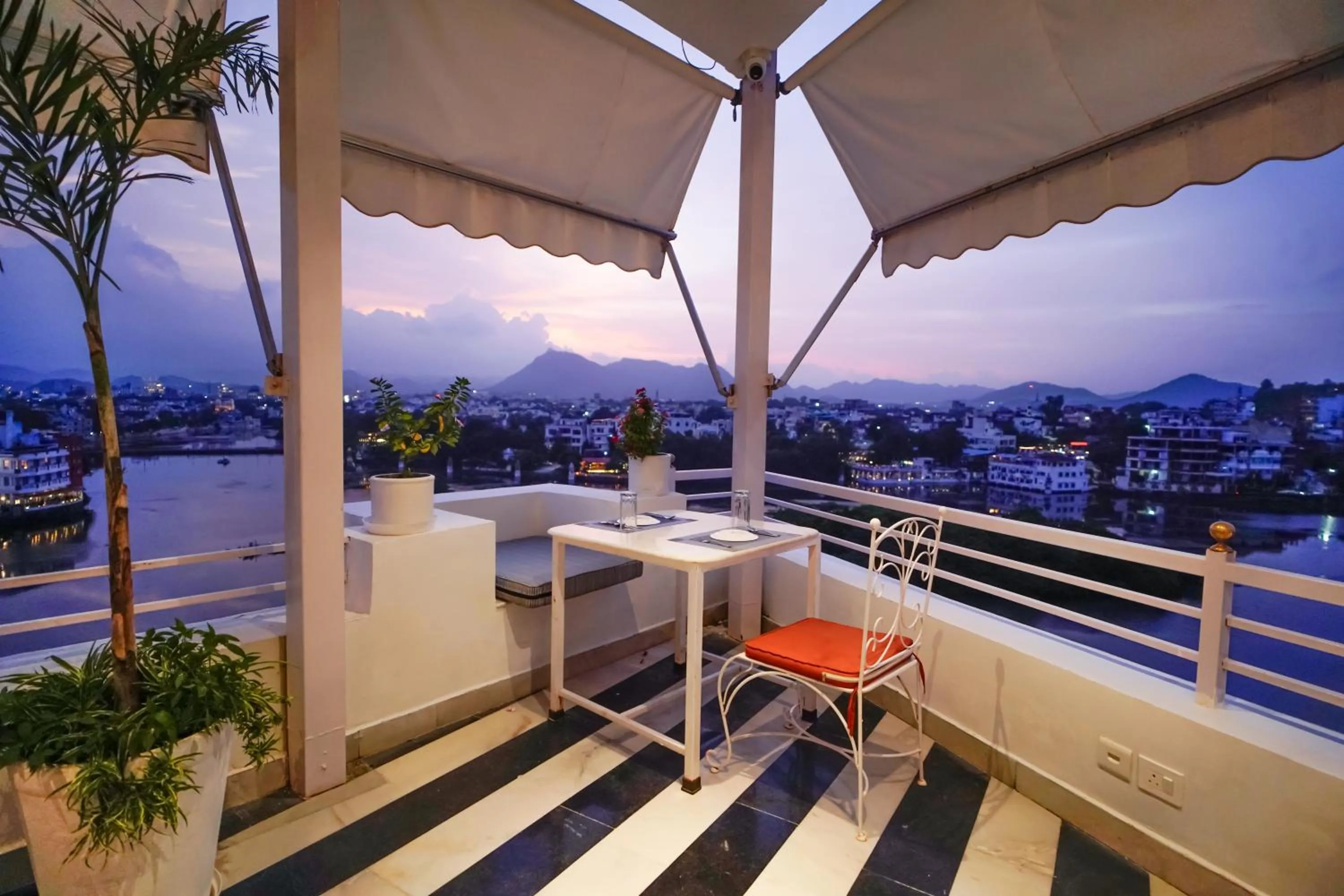 Day in Grandrosse Boutique - Pichola Lake Facing Hotel