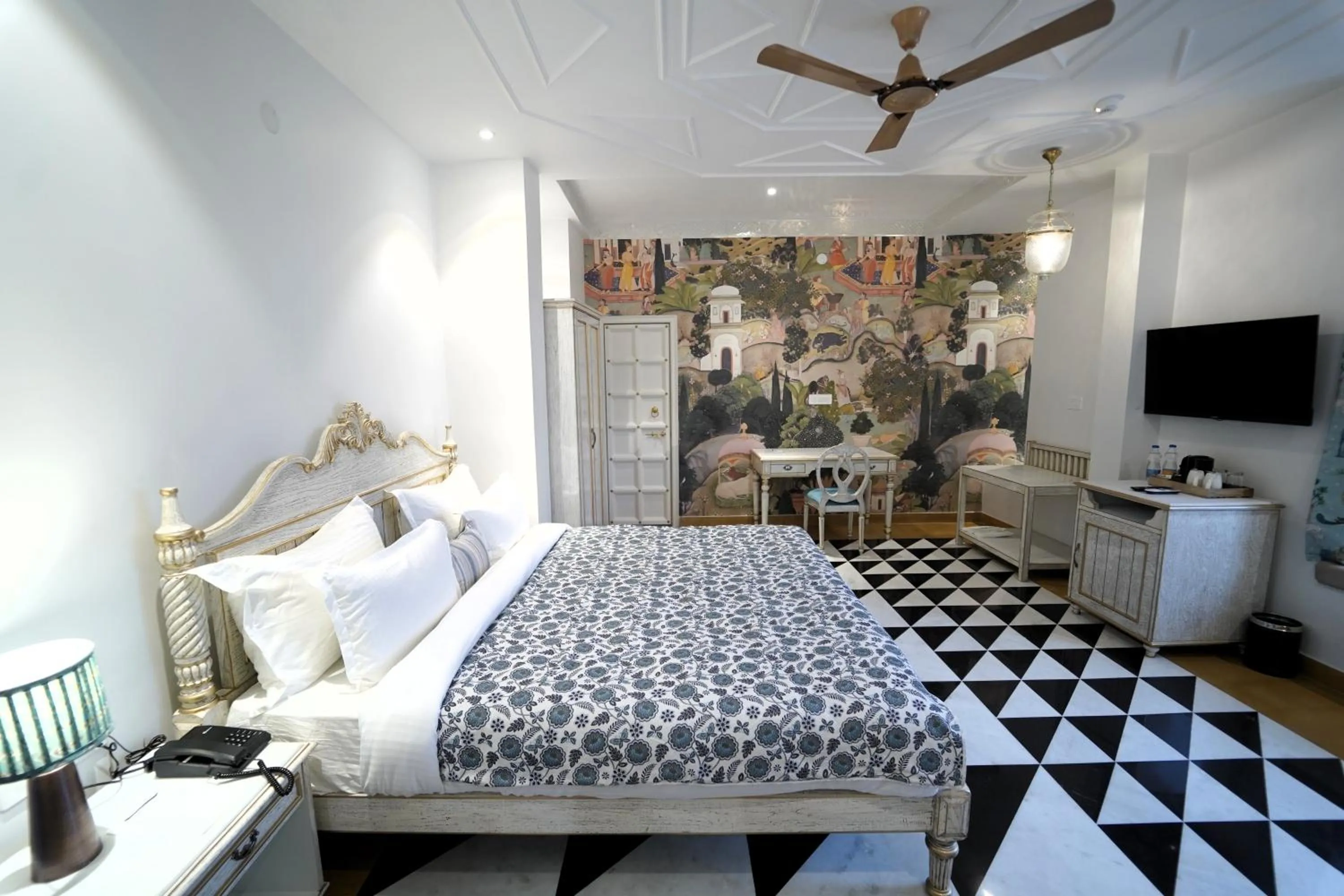 Communal lounge/ TV room, Bed in Grandrosse Boutique - Pichola Lake Facing Hotel