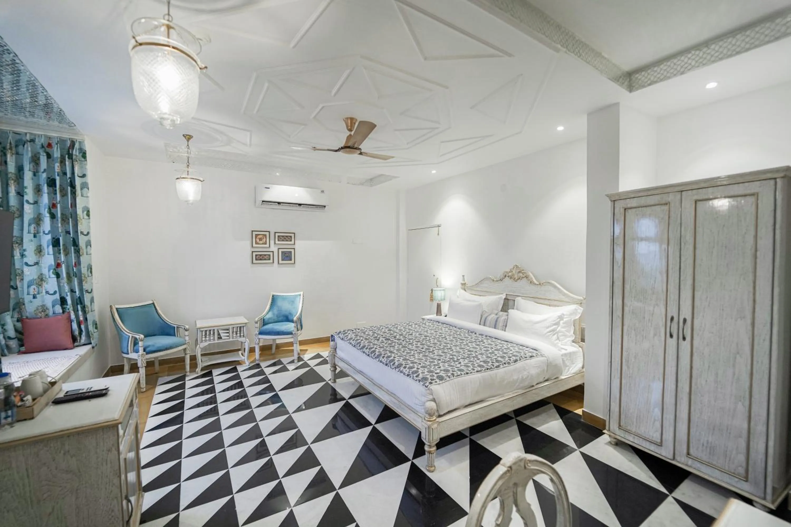 Bed in Grandrosse Boutique - Pichola Lake Facing Hotel