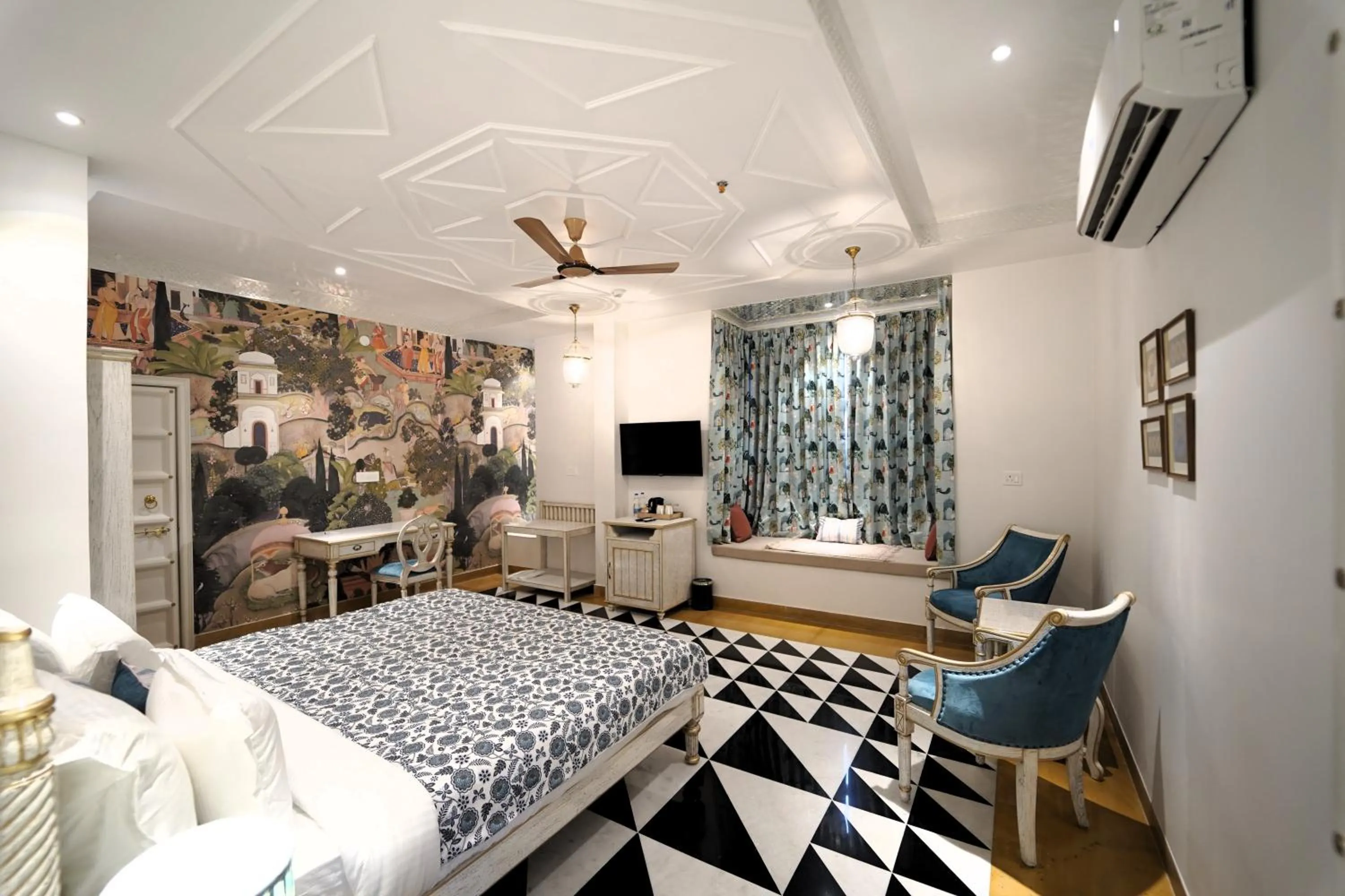 Bed in Grandrosse Boutique - Pichola Lake Facing Hotel